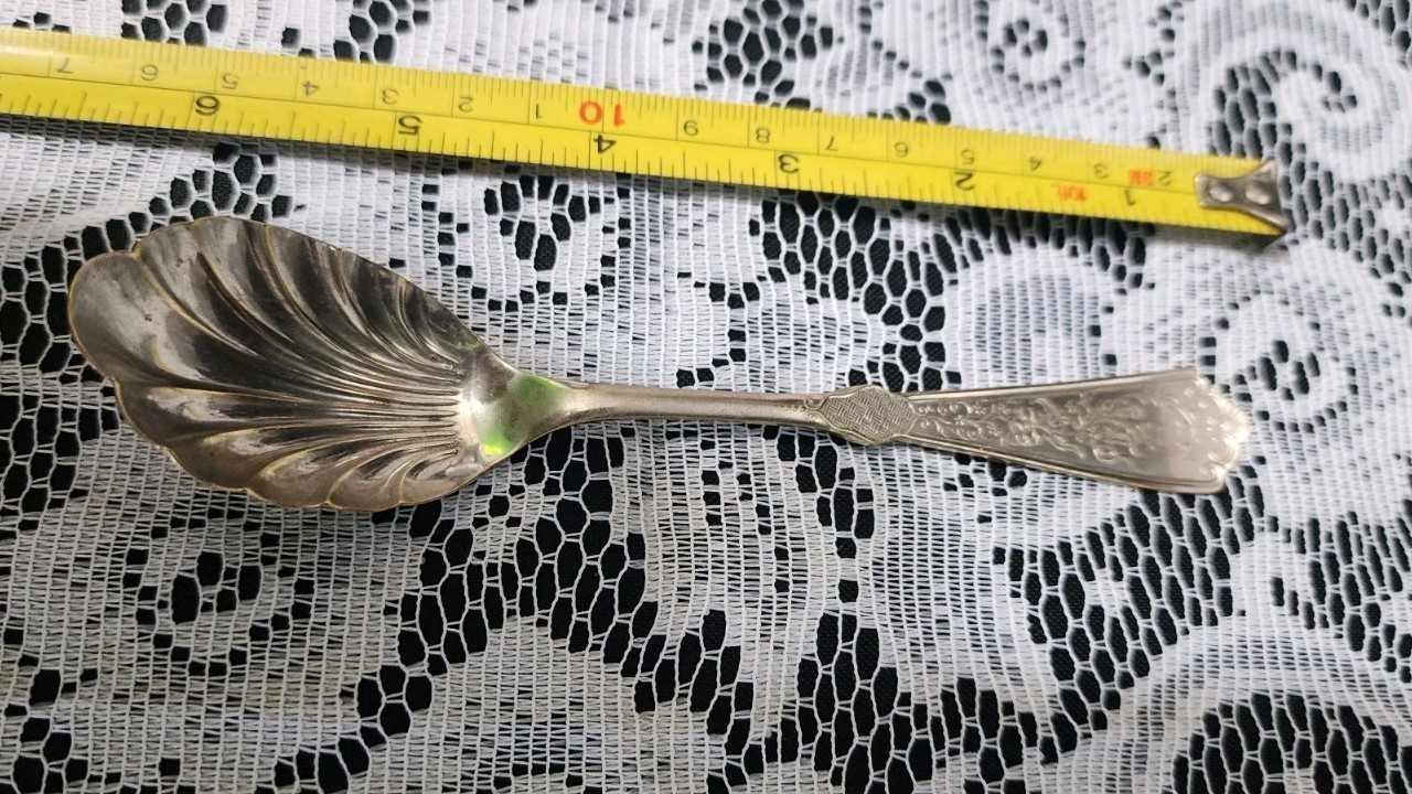 😜QUAKER VALLEY ANTIQUE c1910 WILLIAM PENN SILVERPLATED SUGAR SHELL SPOON 🍚