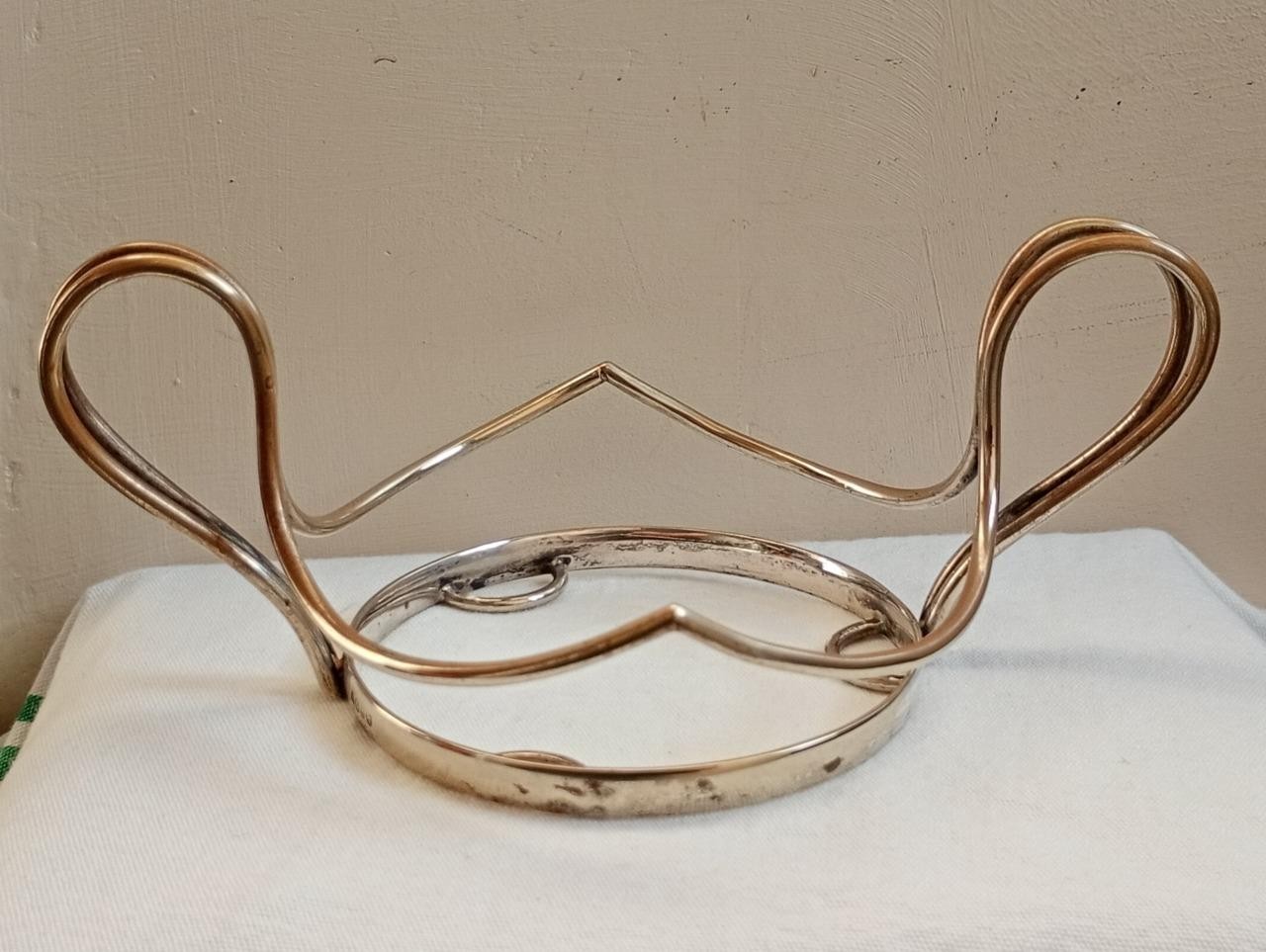 ANTIQUE ENGLISH HUKIN AND HEATH SILVER PLATED BASKET TO HOLD A GLASS BOWL .