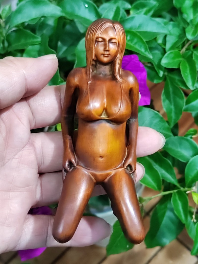 GY075 – 10 CM Tall Boxwood Carved Figurine : Beautiful Charming Lady Girl Woman