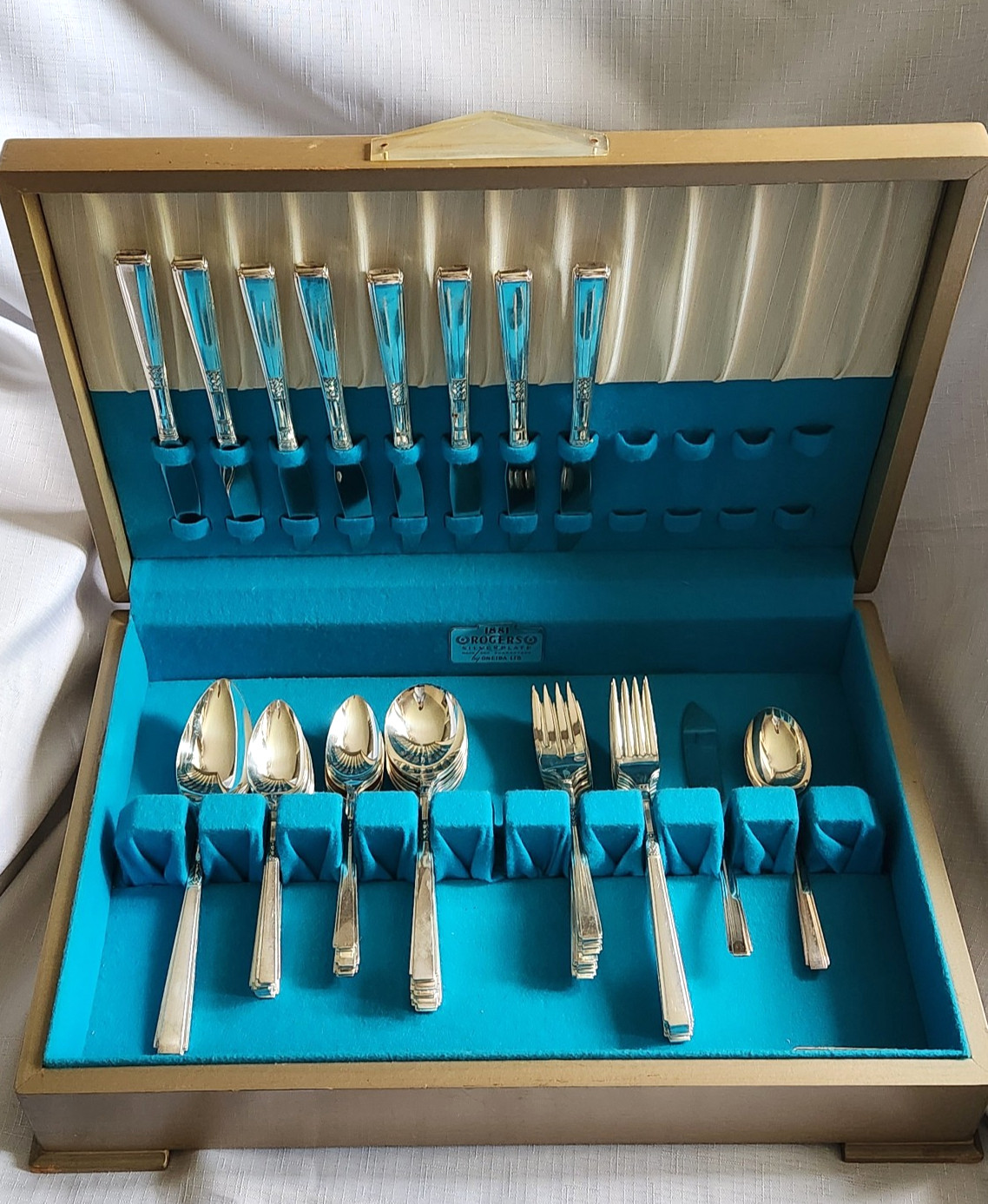 CAPRI 1881 ROGERS ONEIDA SILVERPLATE LUNCHEON FLATWARE FOR 8 / 51 PC TOTAL