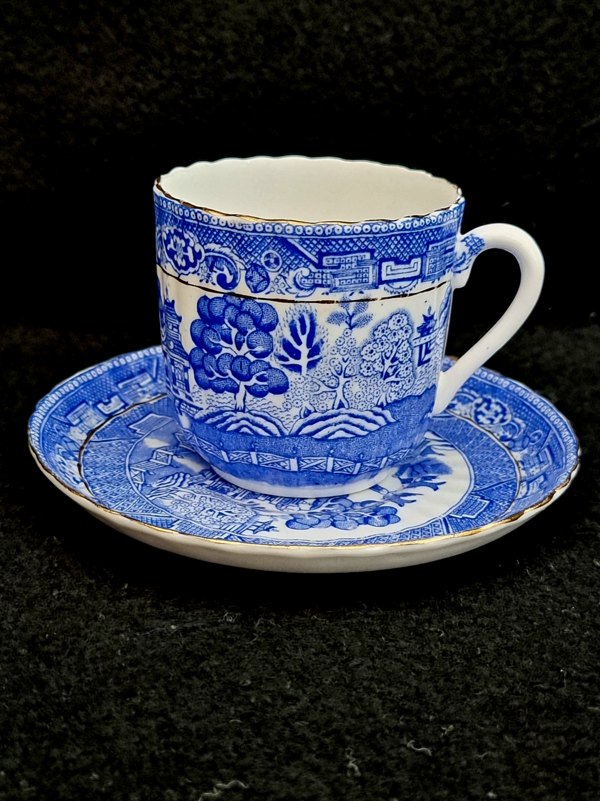 Vintage ROSLYN Antique willow Pattern Blue And White Tea Cup And Saucer
