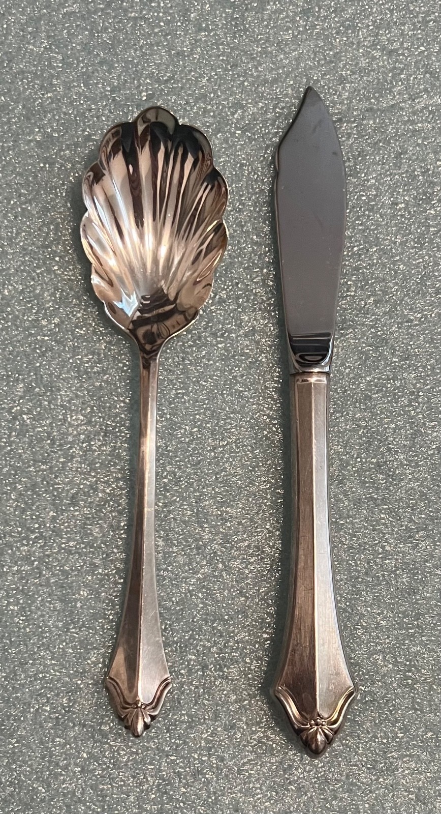 Oneida Belcourt Community pattern flatware in box – 66 piece set – silverplate