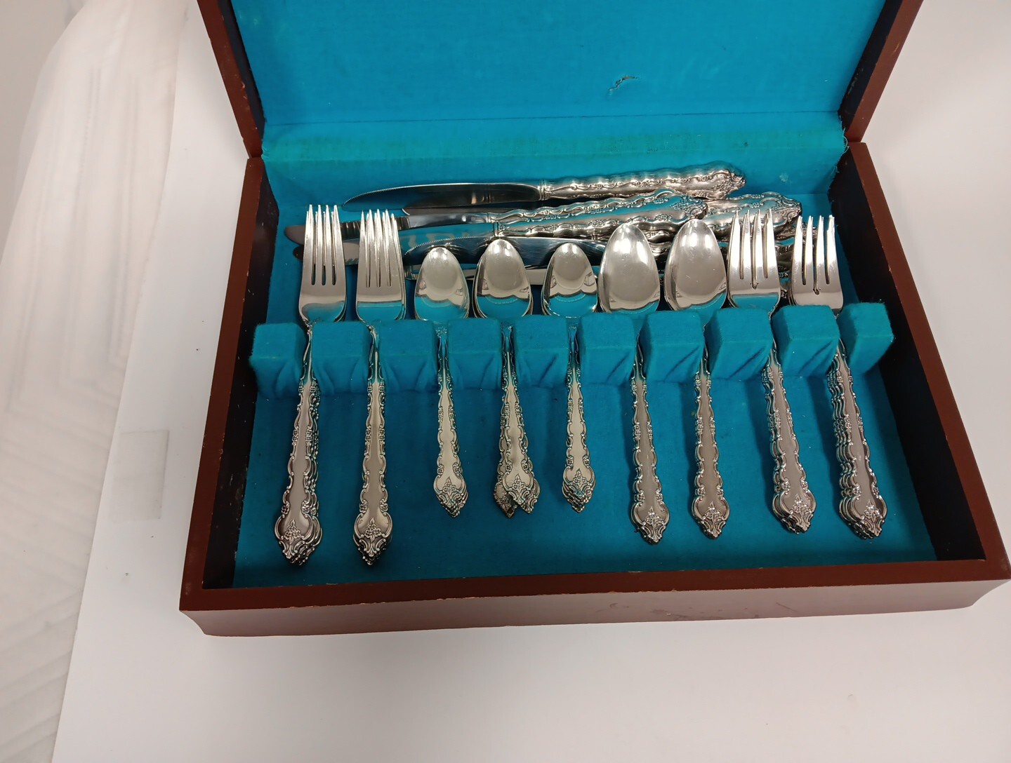 40 Piece Set Intenational Deep Silver Silverplate Delicado pattern with BOX