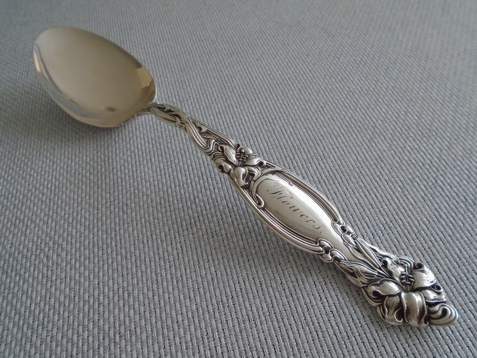 FRONTNAC LILY by SIMPSON HALL MILLER ~ SERVING SPOON 8 1/4″ 60 gm MONO BEAUTY!