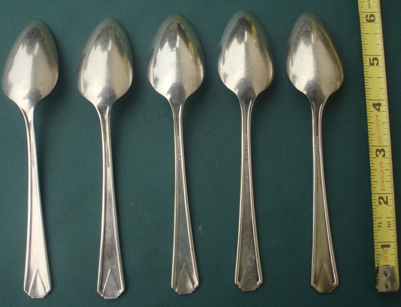 1929 DEAUVILLE 5 Teaspoons 6 1/4″ Community Plate Art Deco Oneida Silverplate