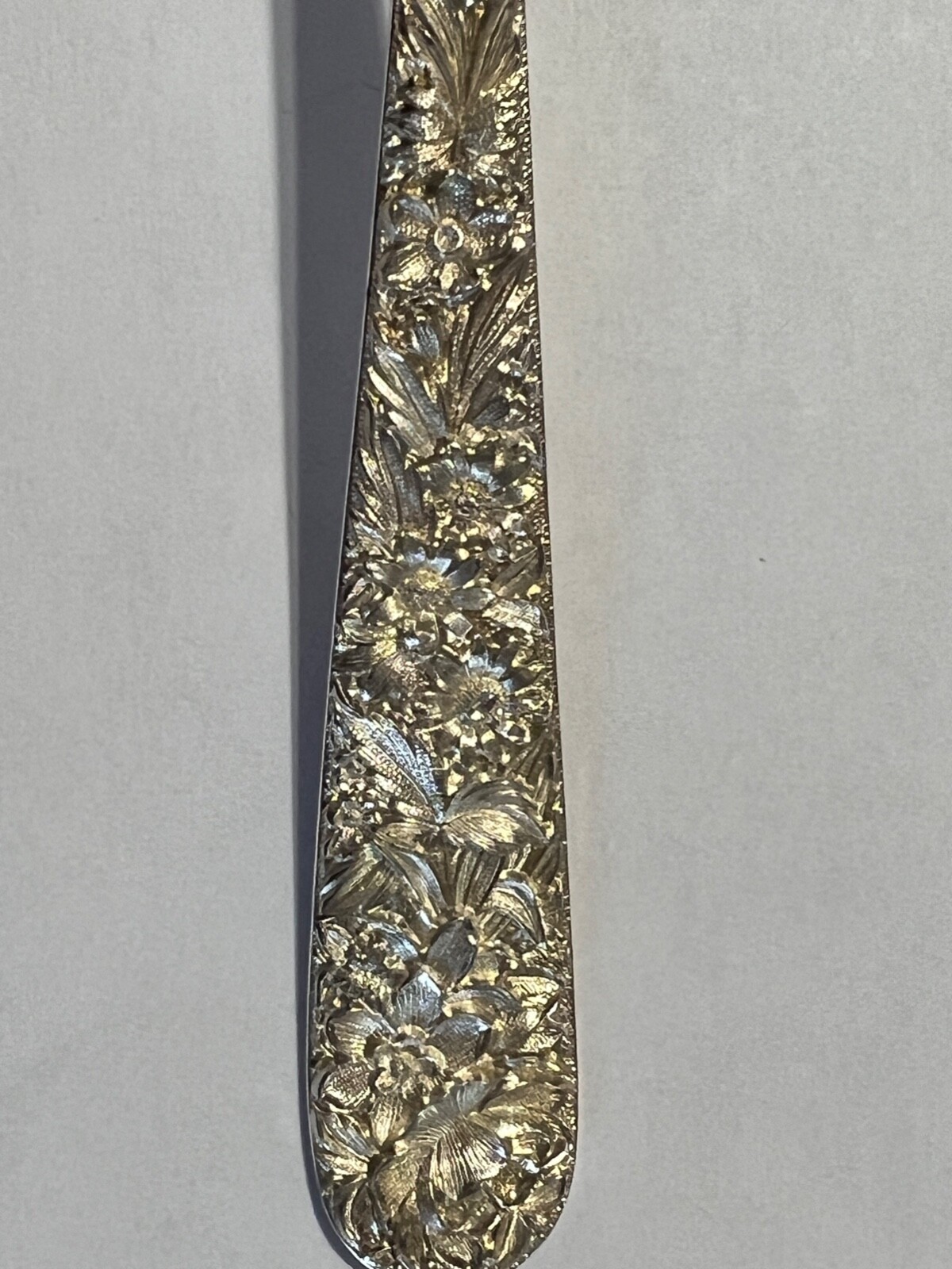 KIRK & SON REPOUSSE Large Solid Shell Berry/Casserole Spoon 9 1/8″ Sterling MONO