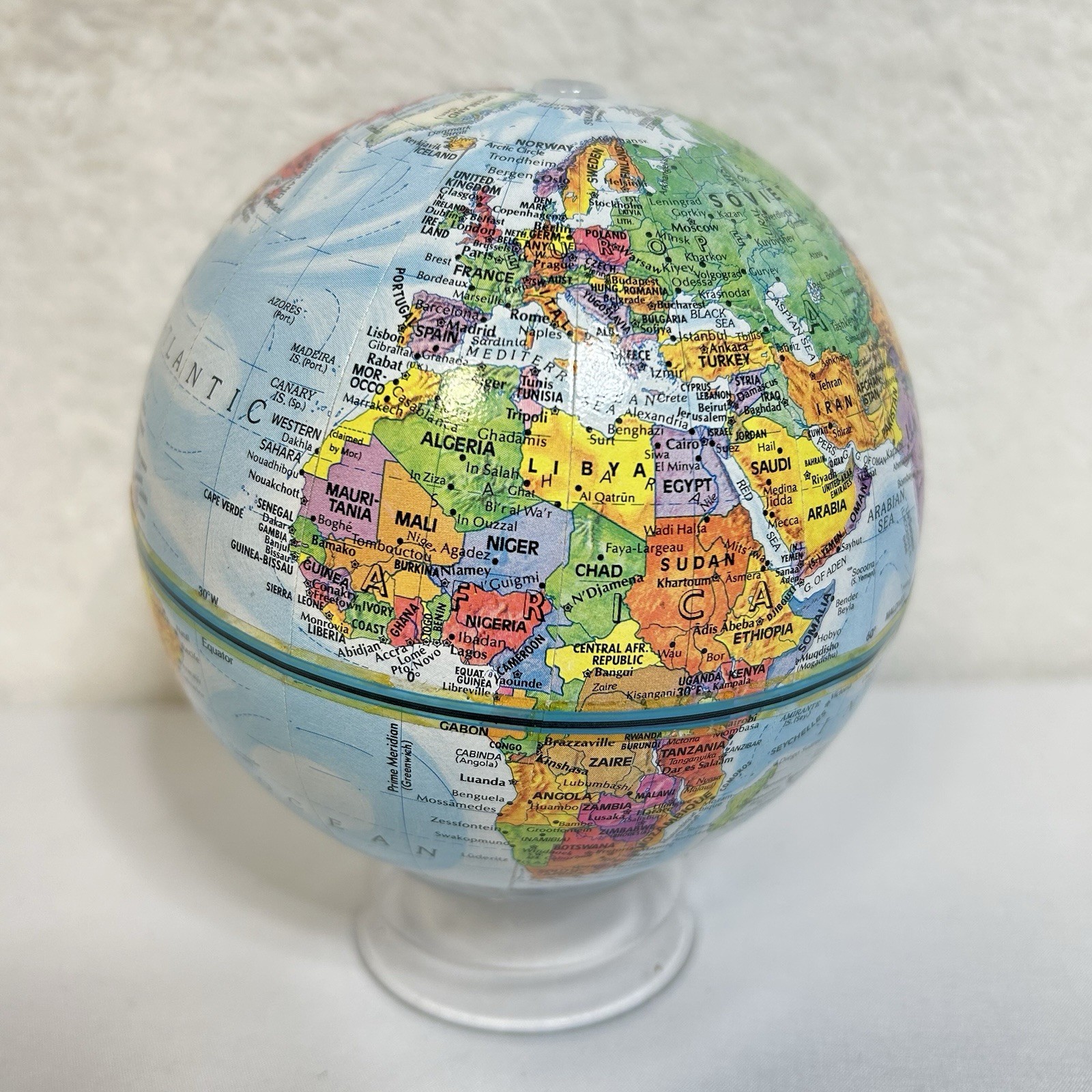 Replogle World Escort Series Globe with Plastic Magnifying Stand 4.7” Diameter