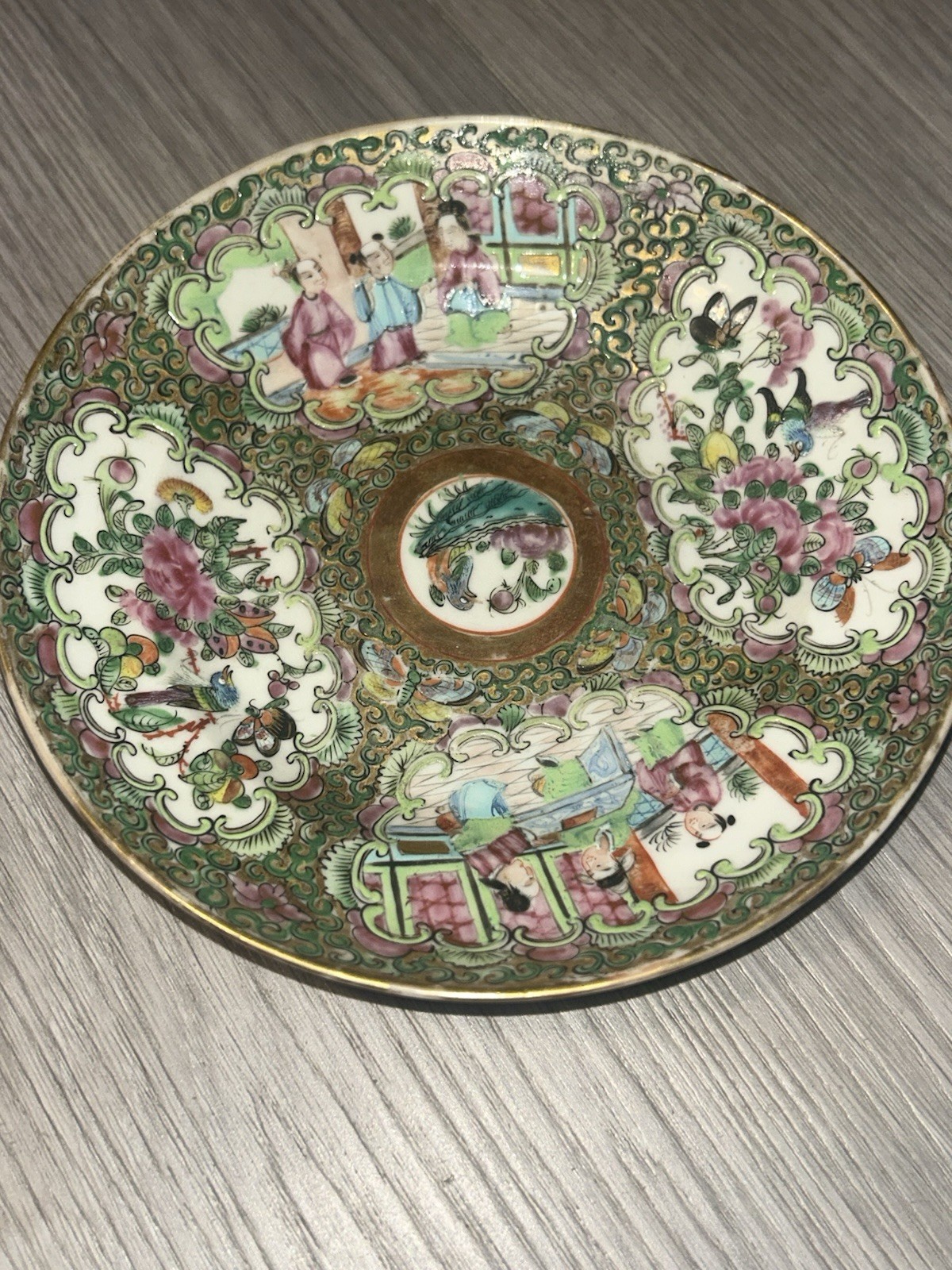 A Chinese Export Famille Rose “Rose Medallion” Saucer, Qing Dynasty,19th Century