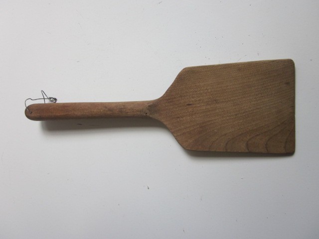 ANTIQUE PRIMITIVE FOLK ART CARVED SOLID WOOD SPATULA 13-1/2″ LONG 3-1/2″ WIDE