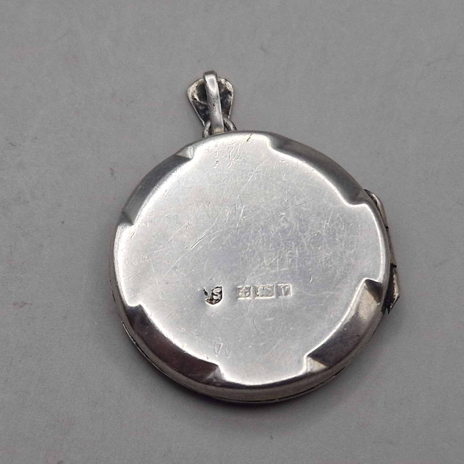 Vintage Sterling Silver Pretty Round Locket Pendant