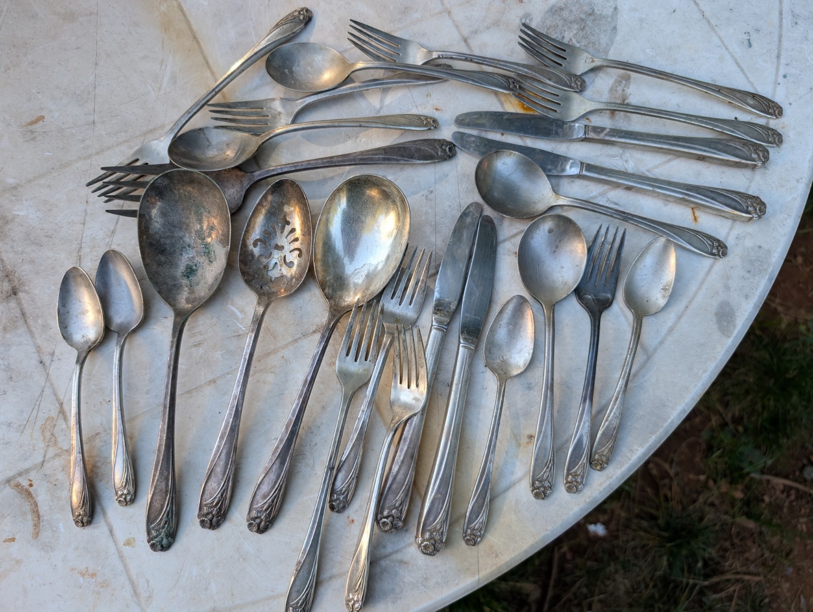 Vtg 1847 Rogers Bros Daffodil Silverware 25 pieces large server forks spoons
