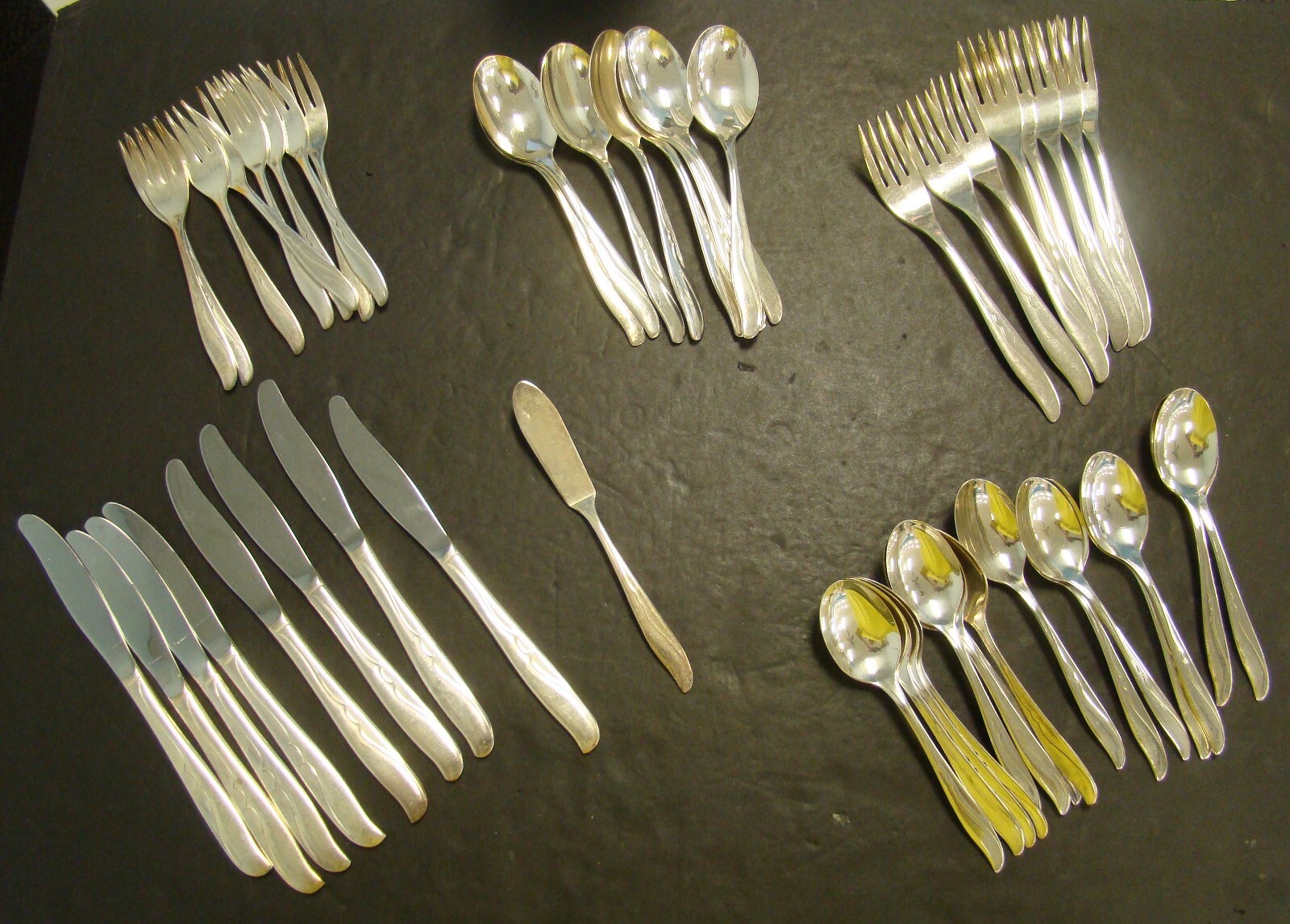 Meriden Sea Wings Flatware Set Service for 8 Silverplate 48 Pieces