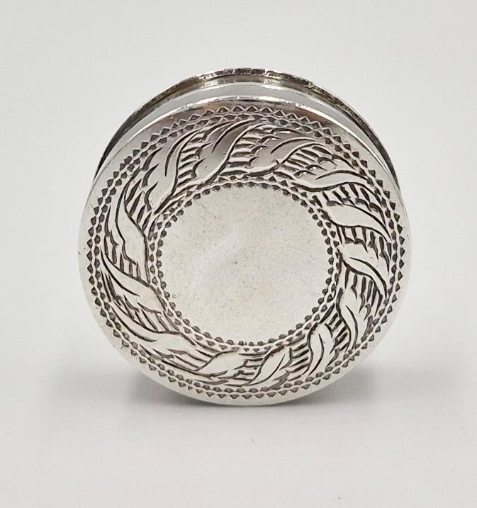 FINE GEORGE IV STERLING SILVER CIRCULAR PATCH BOX Birmingham 1822