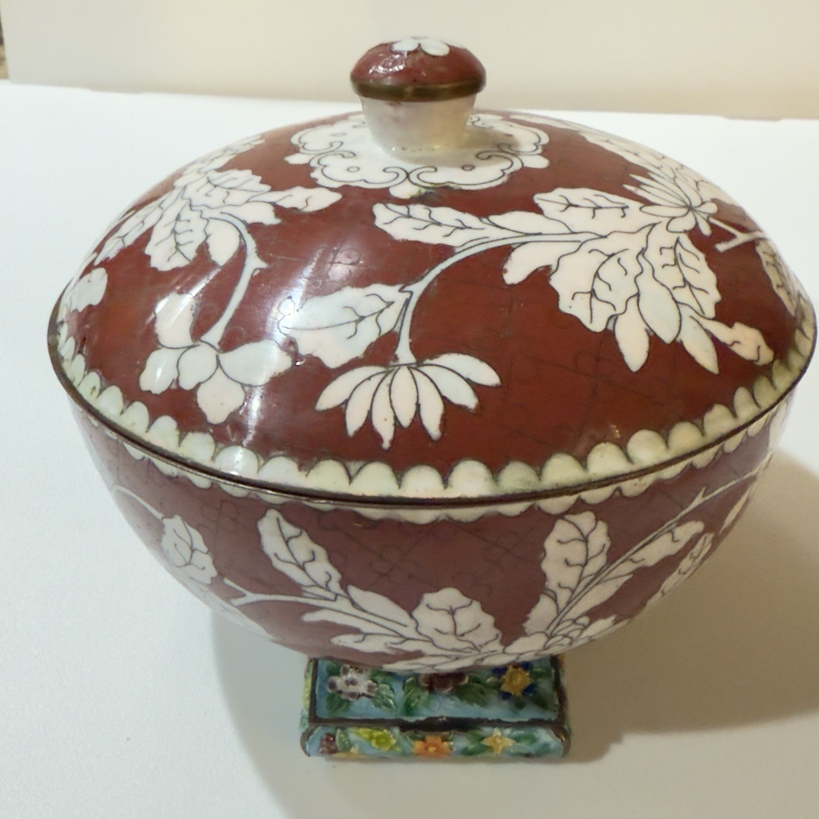 CHINESE CLOISONNE Red enamel Covered Lidded Knob Bowl Jar white Flower antique