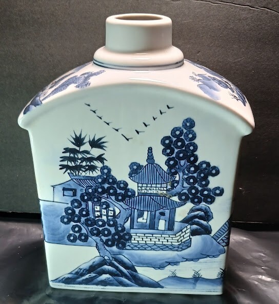 Beautiful Porcelain Vase Made Before The century 18 Very Rare Very Cheap 8”x5”