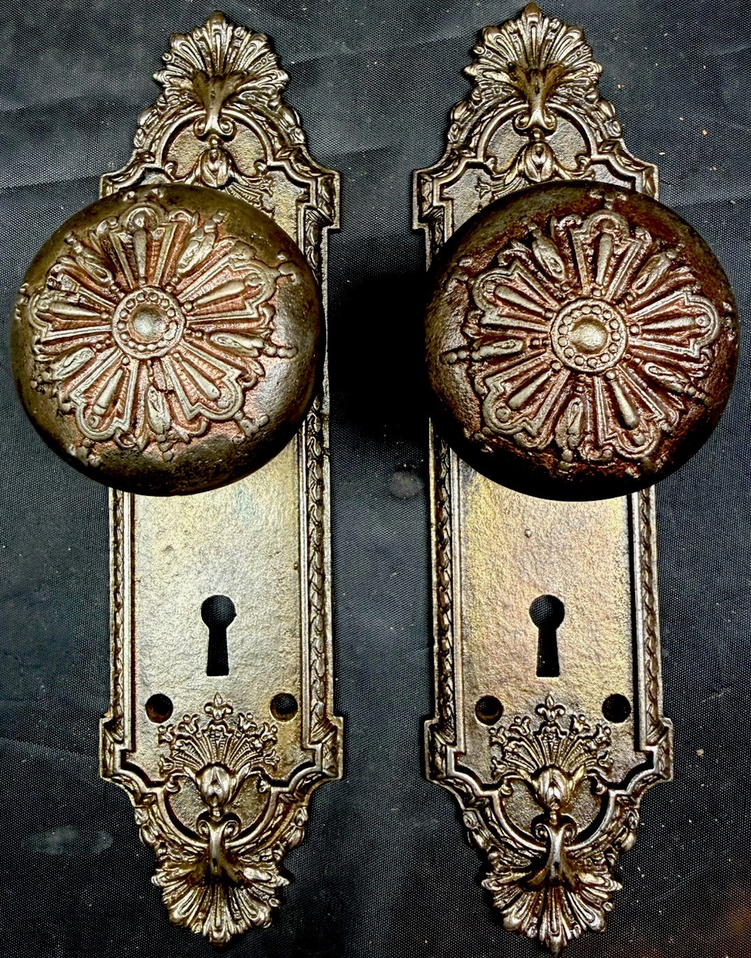 Barrows Ontario Passage Doorknobs, Back Plates & Lock 1 of 8 Sets