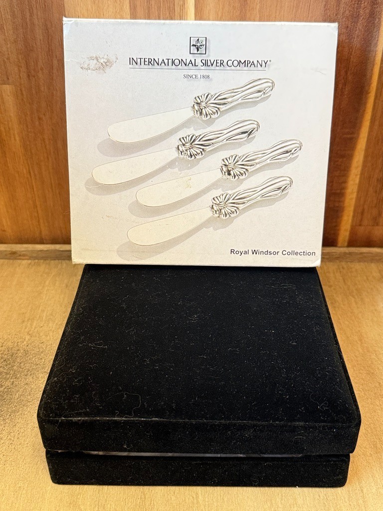 International Silver Co Ribbon 4pc Spreader Set Silverplate w/ Velvet Box