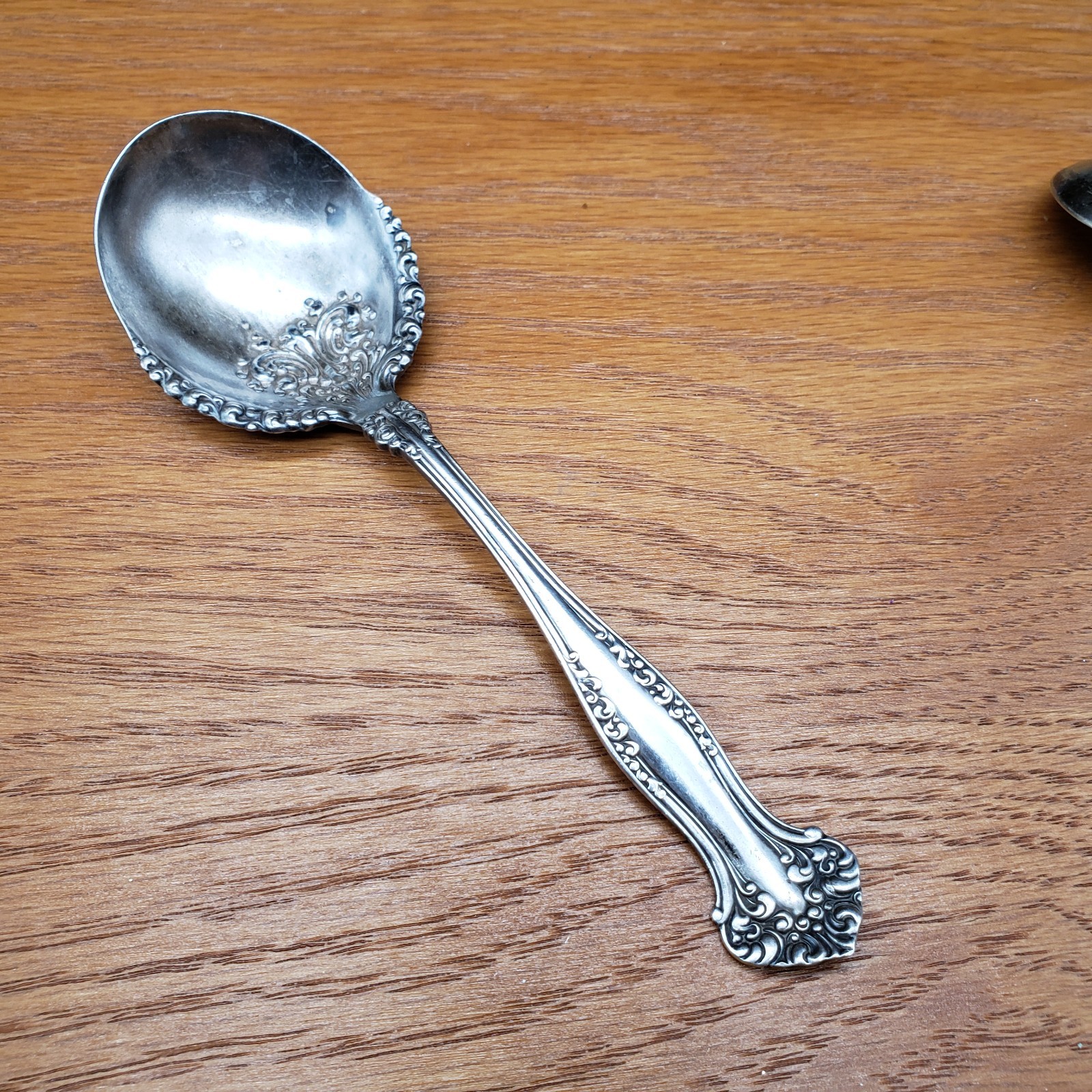 1847 Rogers Bros Avon 1901 Sugar Spoon Ornate Victorian Silverplate Int’l Silver