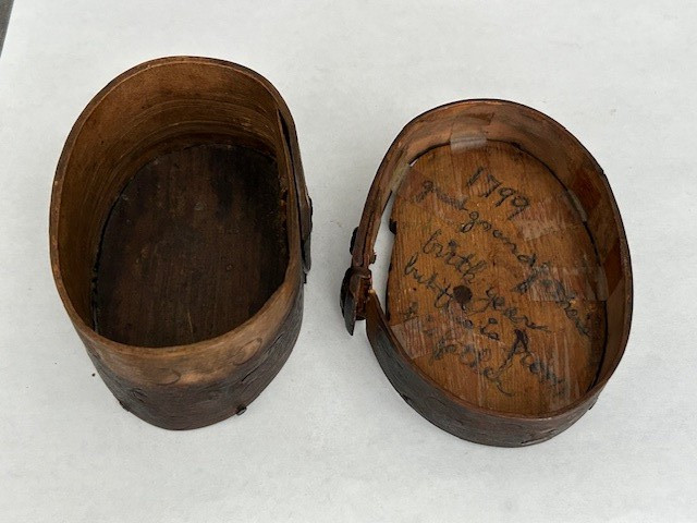 ANTIQUE PRE 1799 HANDMADE WOODEN TRINKET BOX WITH LID
