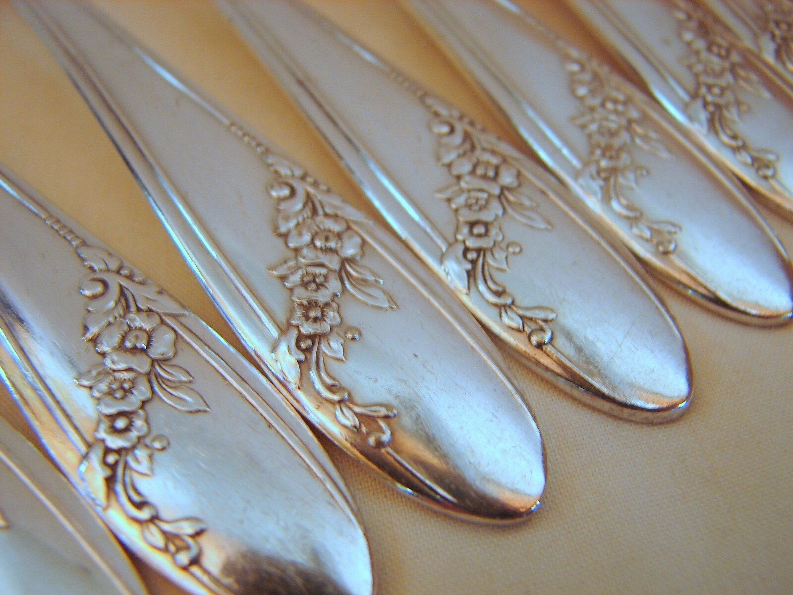7 Old Oneida Silver Queen Bess Dinner Forks, Excellent, 7-1/2in,1946, Tudorplate