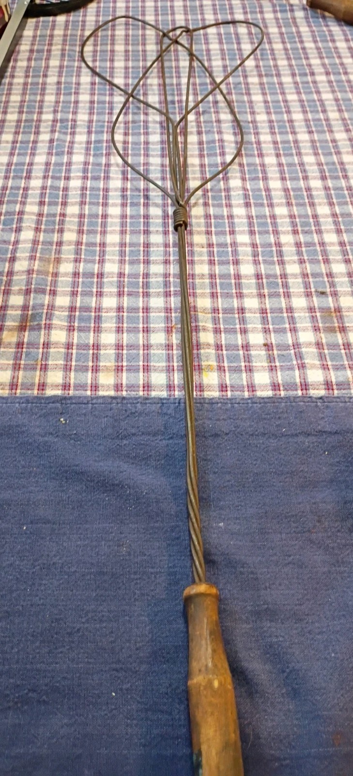 Vintage Rug Beater w/ Wood Handle Twisted Heart Wire 34″