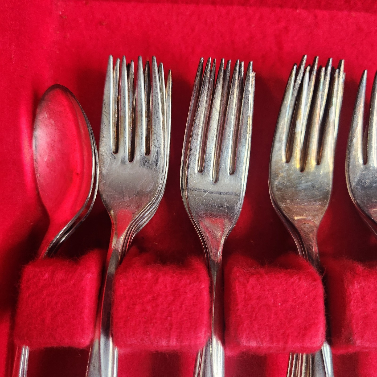International Silver Deep Silver Inlaid 65 pcs With Drawer Box Dinner Flatware