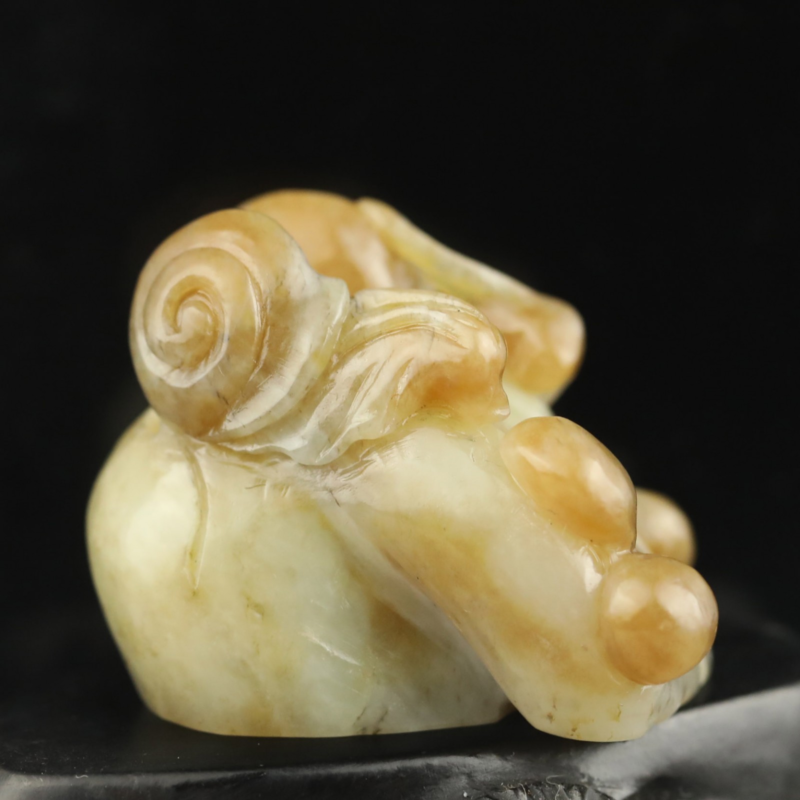 China natural hetian yellow jade hand carved statue snail pendant sculpture j