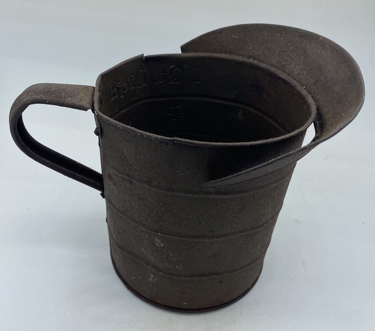 PRIMITIVE ANTIQUE 1 QT LIQUID MEASURING CUP PITCHER TIN RUSTIC COUNTRY FARMHOUSE