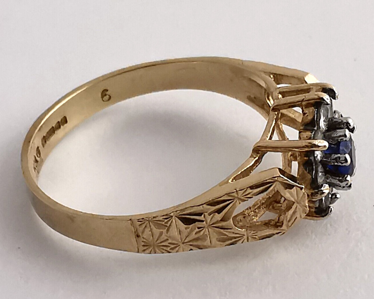 Pretty 9ct Gold Gem Set Dress Ring – Size N