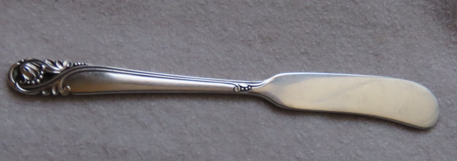 “Spring Glory” Flat Solid Butter Spreader Knife-5 3/4″ International Sterling