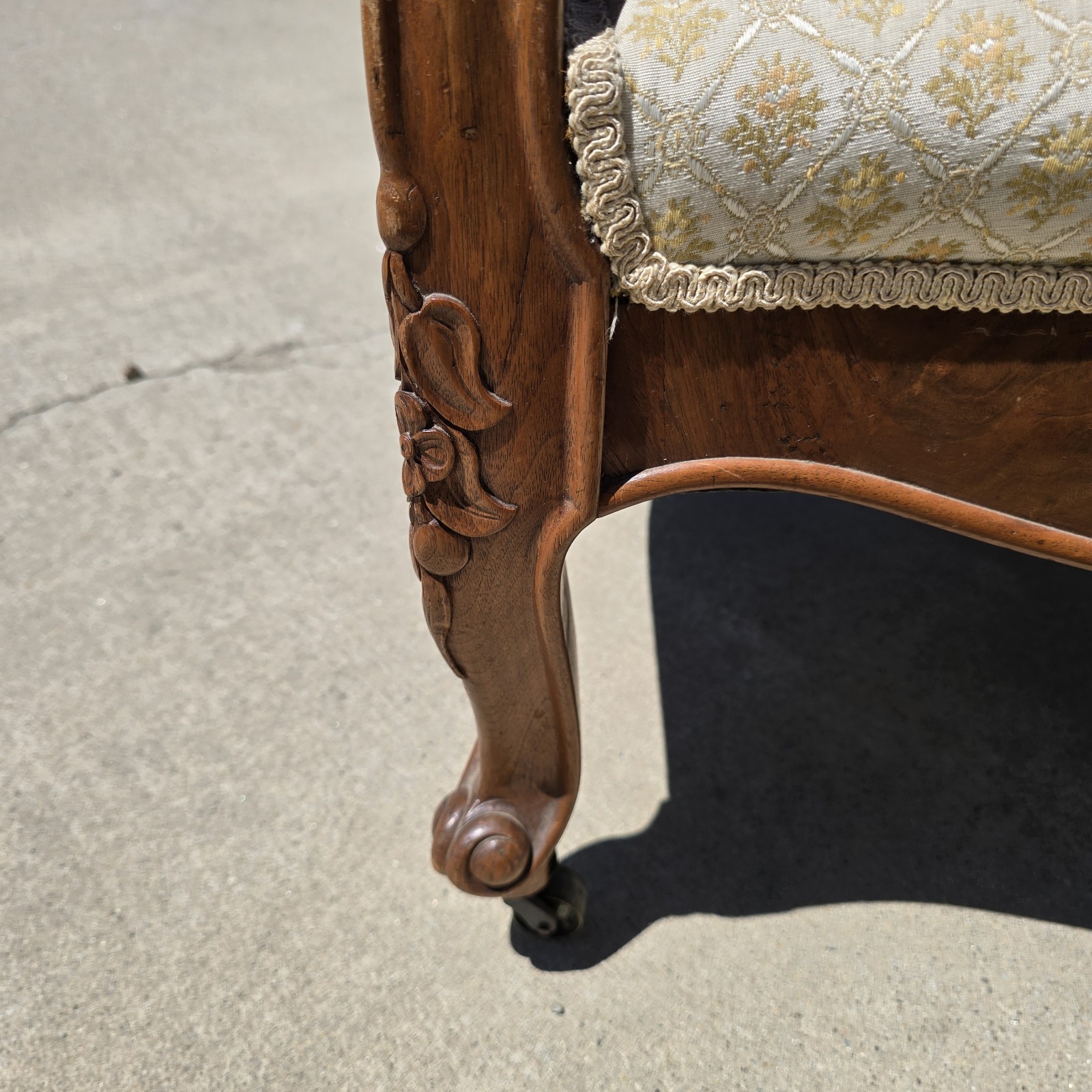 Antique Victorian Balloon Back Parlor Carved Walnut Armchair 1850-1900s
