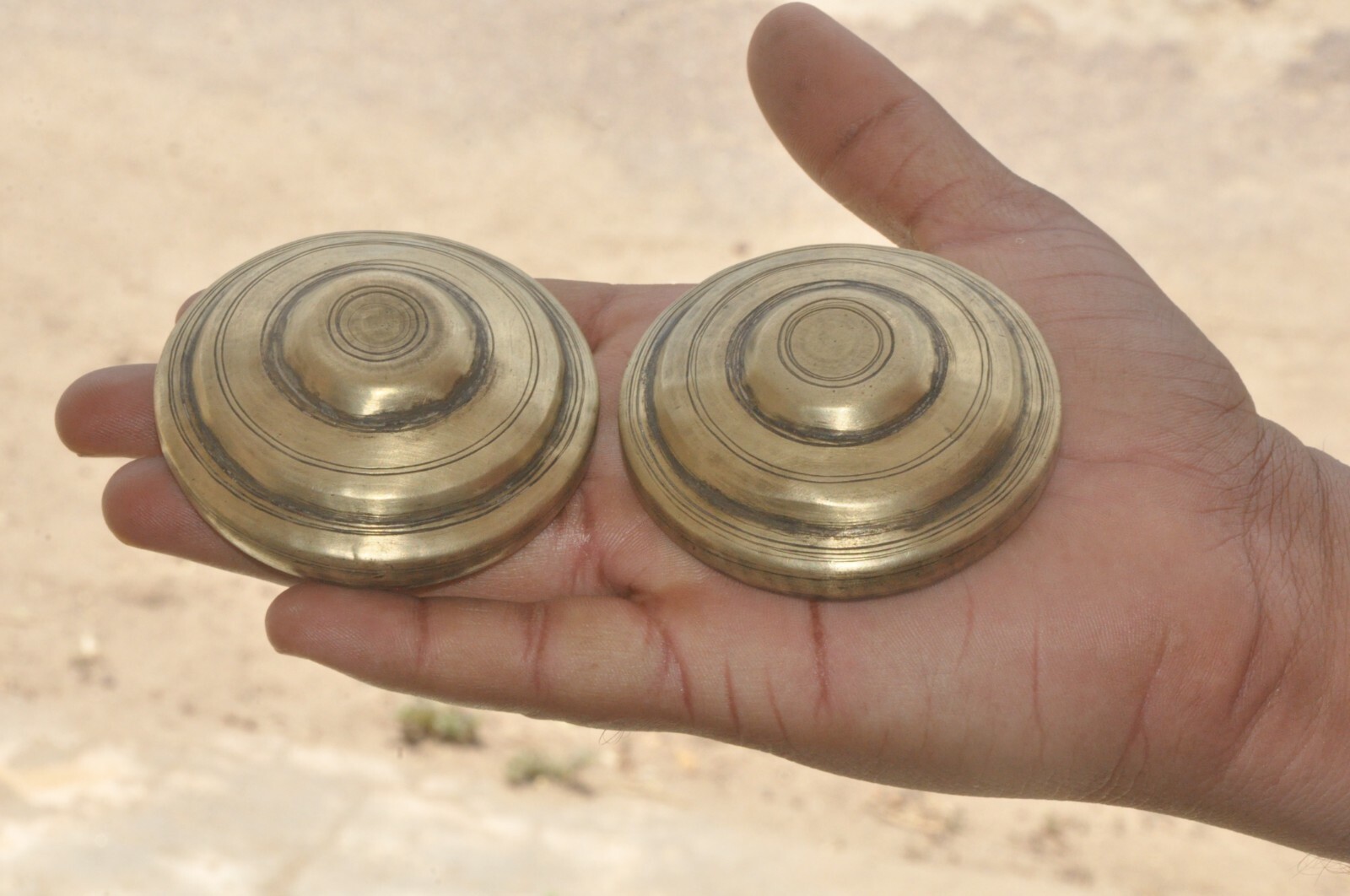 Old Brass Handcrafted Cylindrical Shape Solid Lime Paste Box, Nice Patina