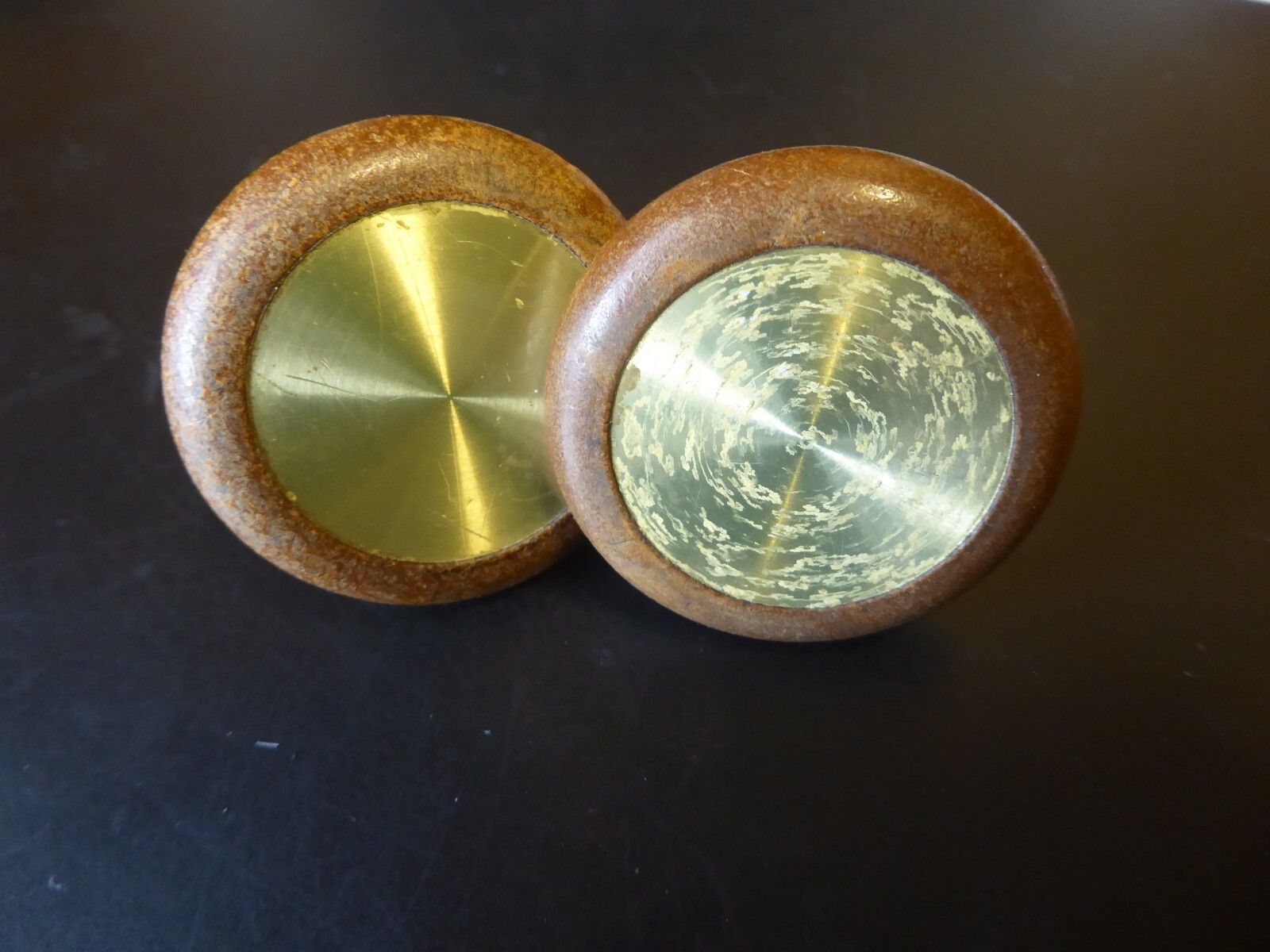 PAIR 1970’S BROWN PLASTIC DOOR/DRAW KNOBS 4.5 cm DIAM #91
