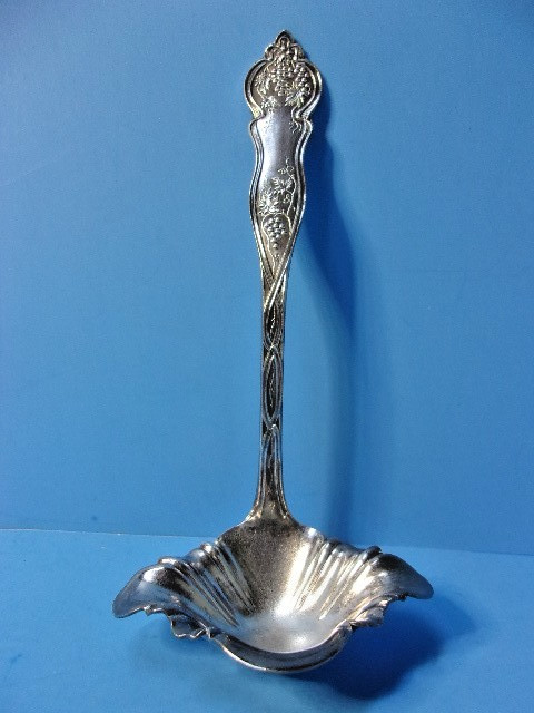 1906 Oneida Grape-Vineyard Rockford Silver Plate Cream Ladle Double Lip Spout