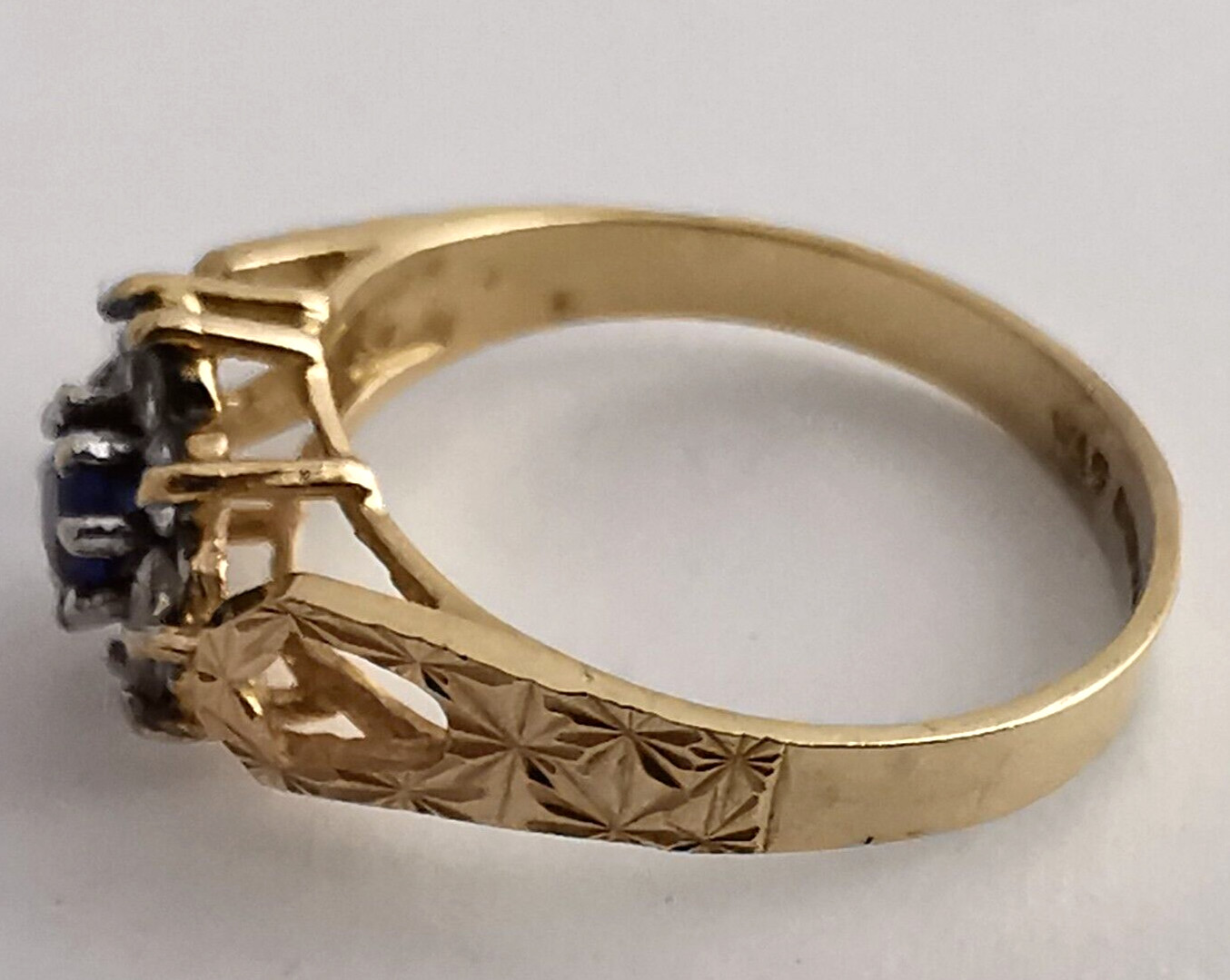 Pretty 9ct Gold Gem Set Dress Ring – Size N