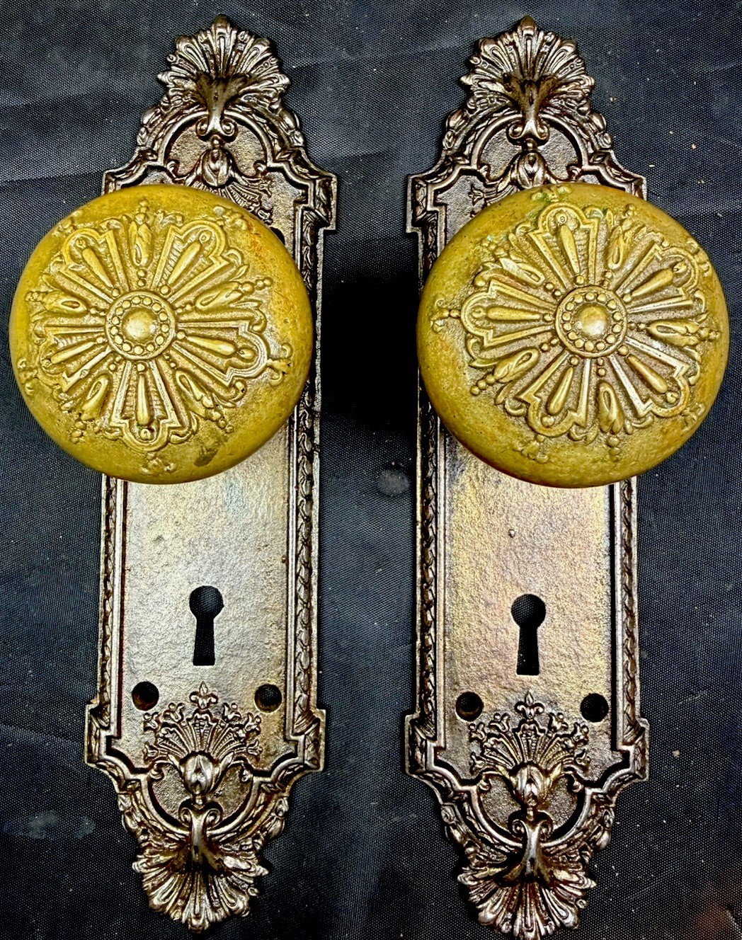 Barrows Ontario Passage Doorknobs, Back Plates & Lock 1 of 8 Sets