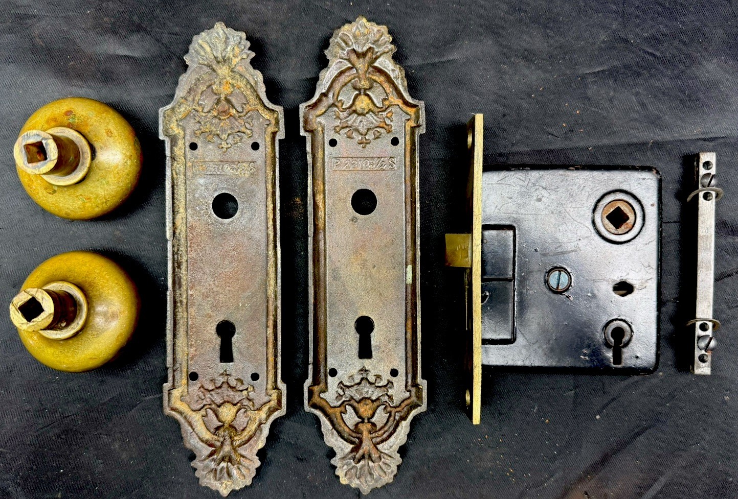 Barrows Ontario Passage Doorknobs, Back Plates & Lock 1 of 8 Sets