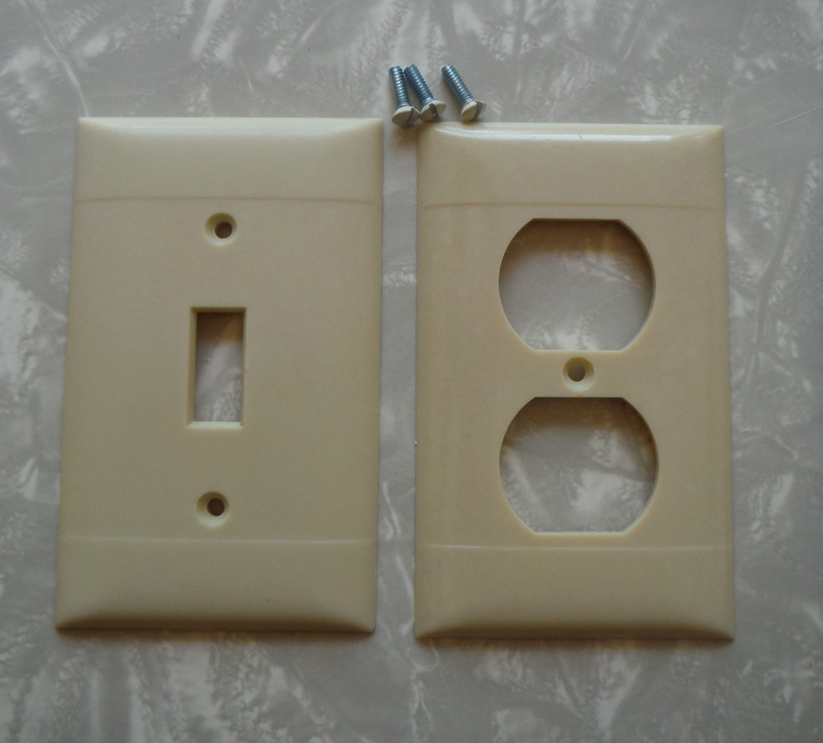 2 Vtg Sierra Smooth Ivory Cover Plates + Screws 1 Single Switchplate & 1 Outlet