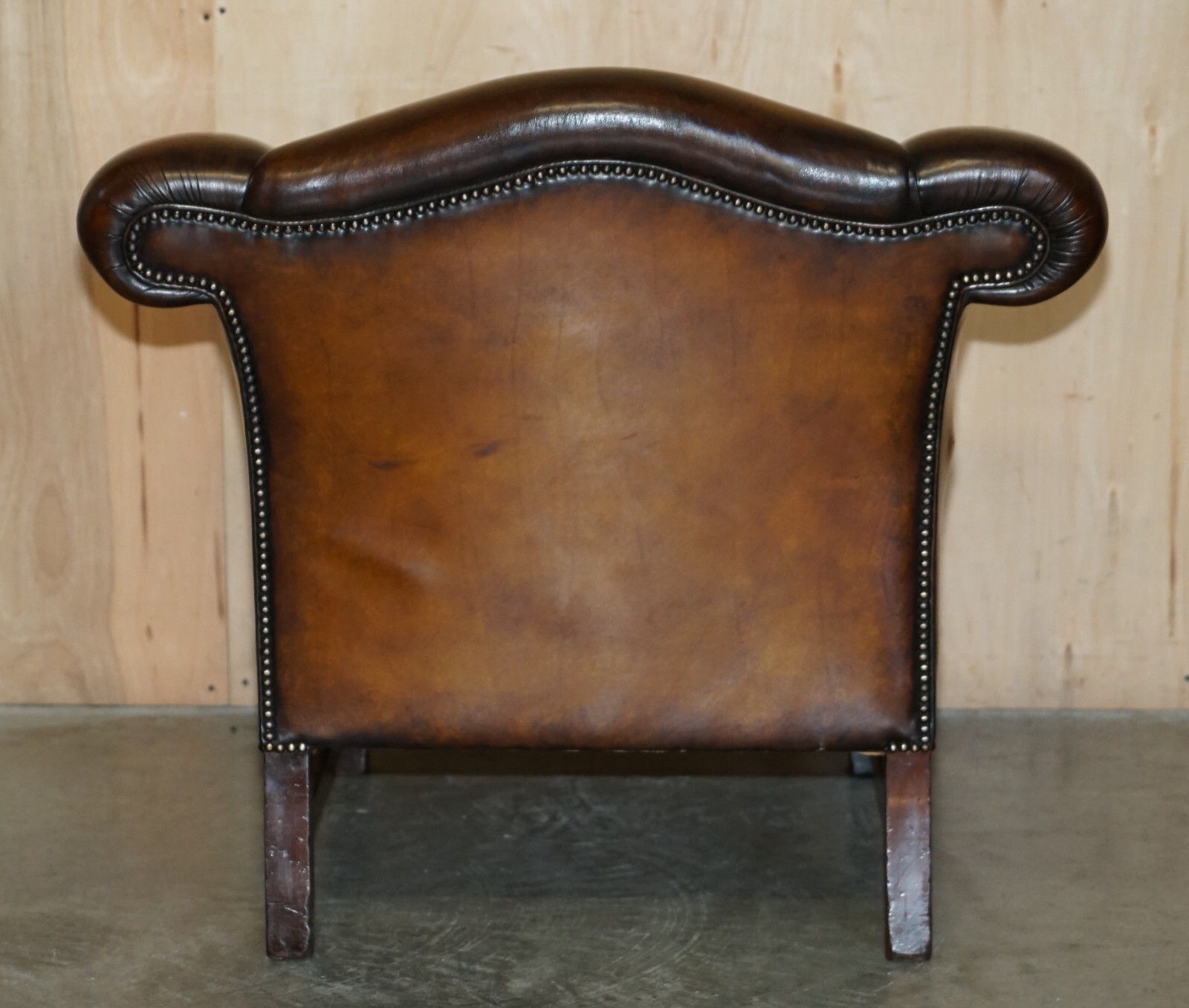 FINE ANTIQUE REGENCY HUMPBACK STYLE RESTORED BROWN LEATHER SOFA ARMCHAIR SUITE