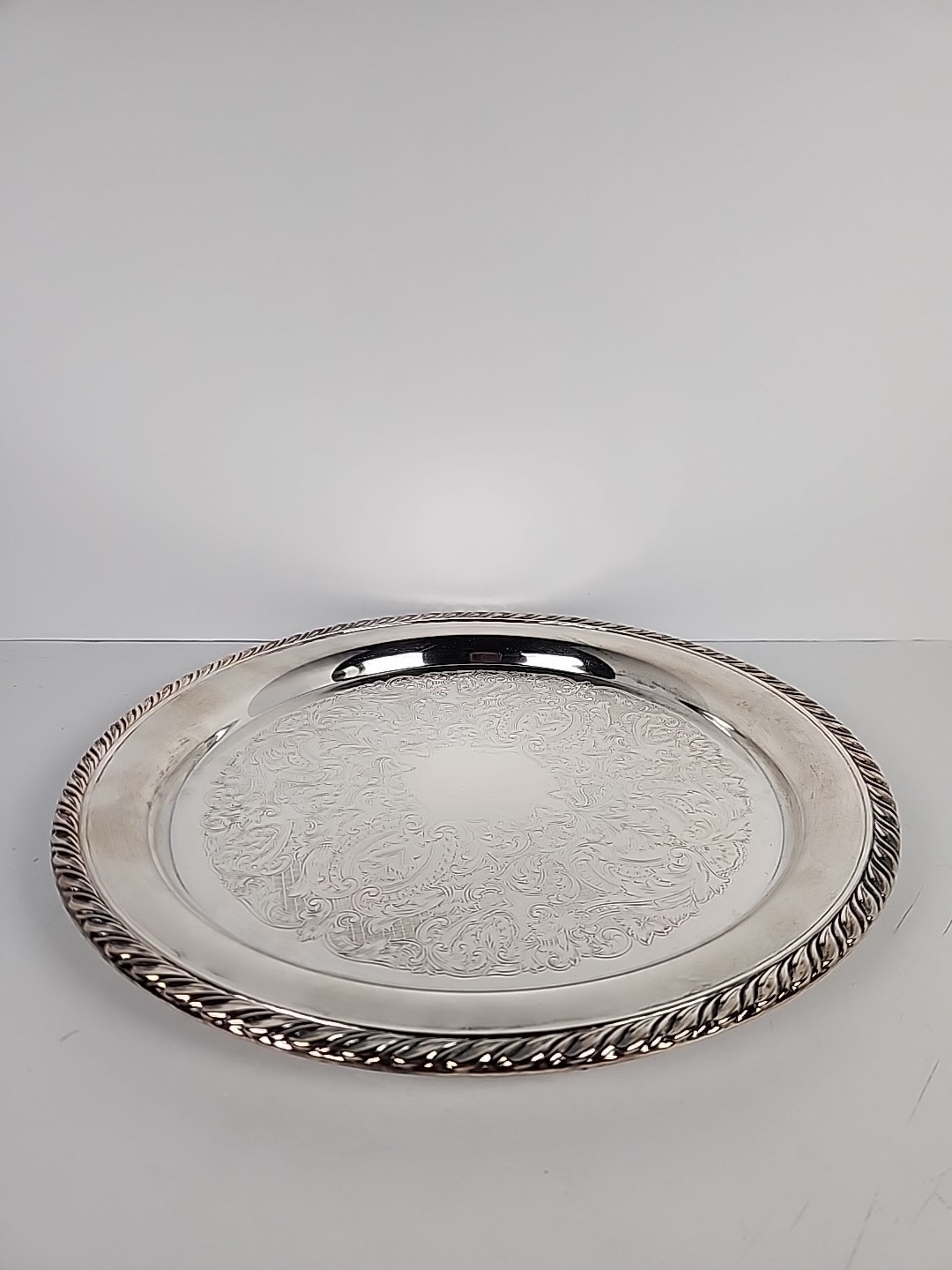 Vintage Oneida Silverplate 12.5″ Round Serving Tray Chased Gadroon Rim Platter
