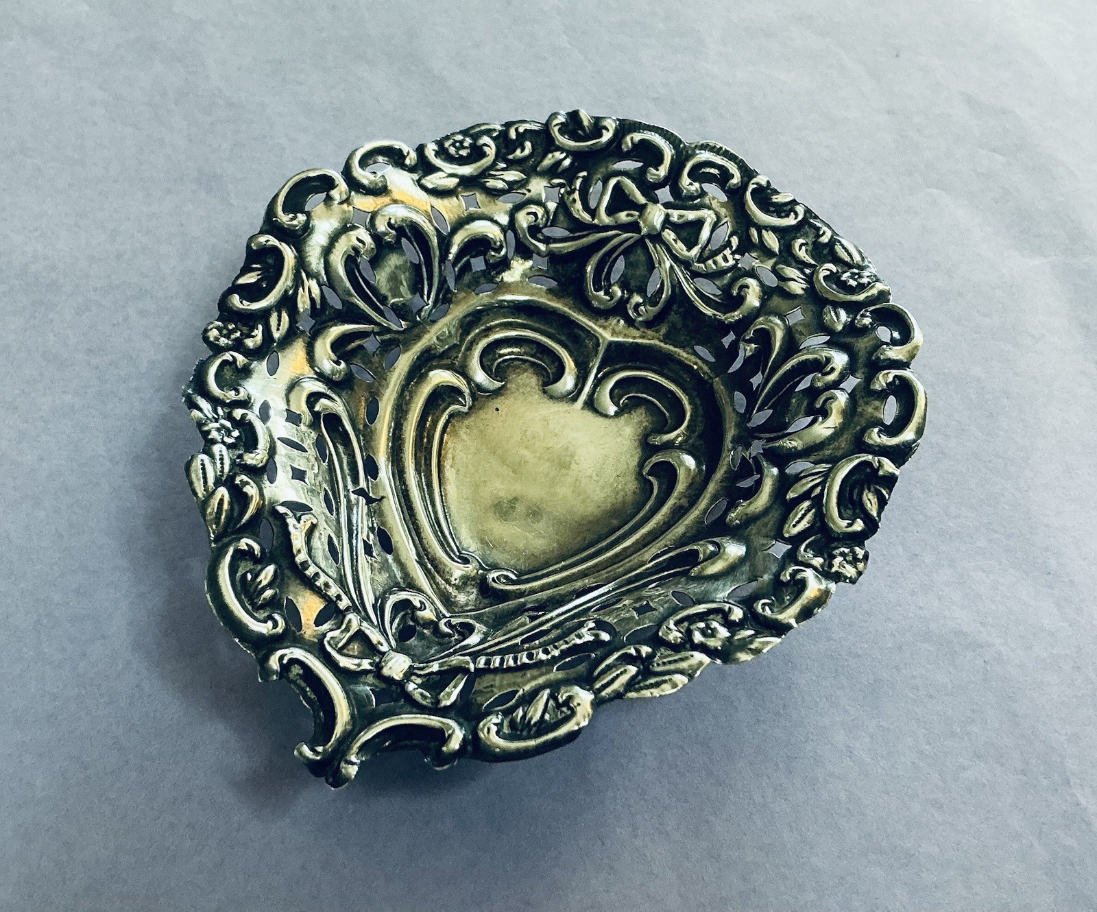 Antique Vintage Solid Sterling Silver Heart Shaped Embossed Bon Bon Dish 9g