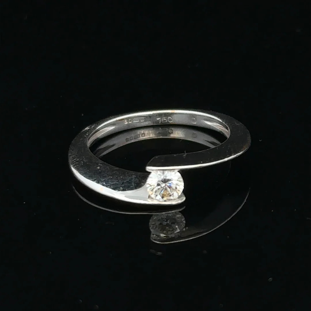 18ct white gold diamond ring size K1/2