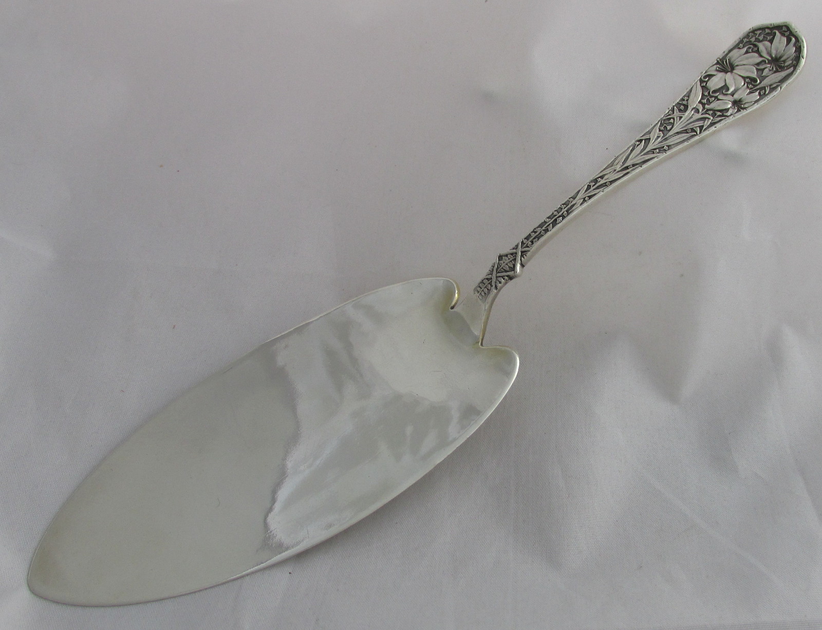 Anitque Durgin Sterling Silver Floral Lily Bouquet Pie Cake Dessert Server