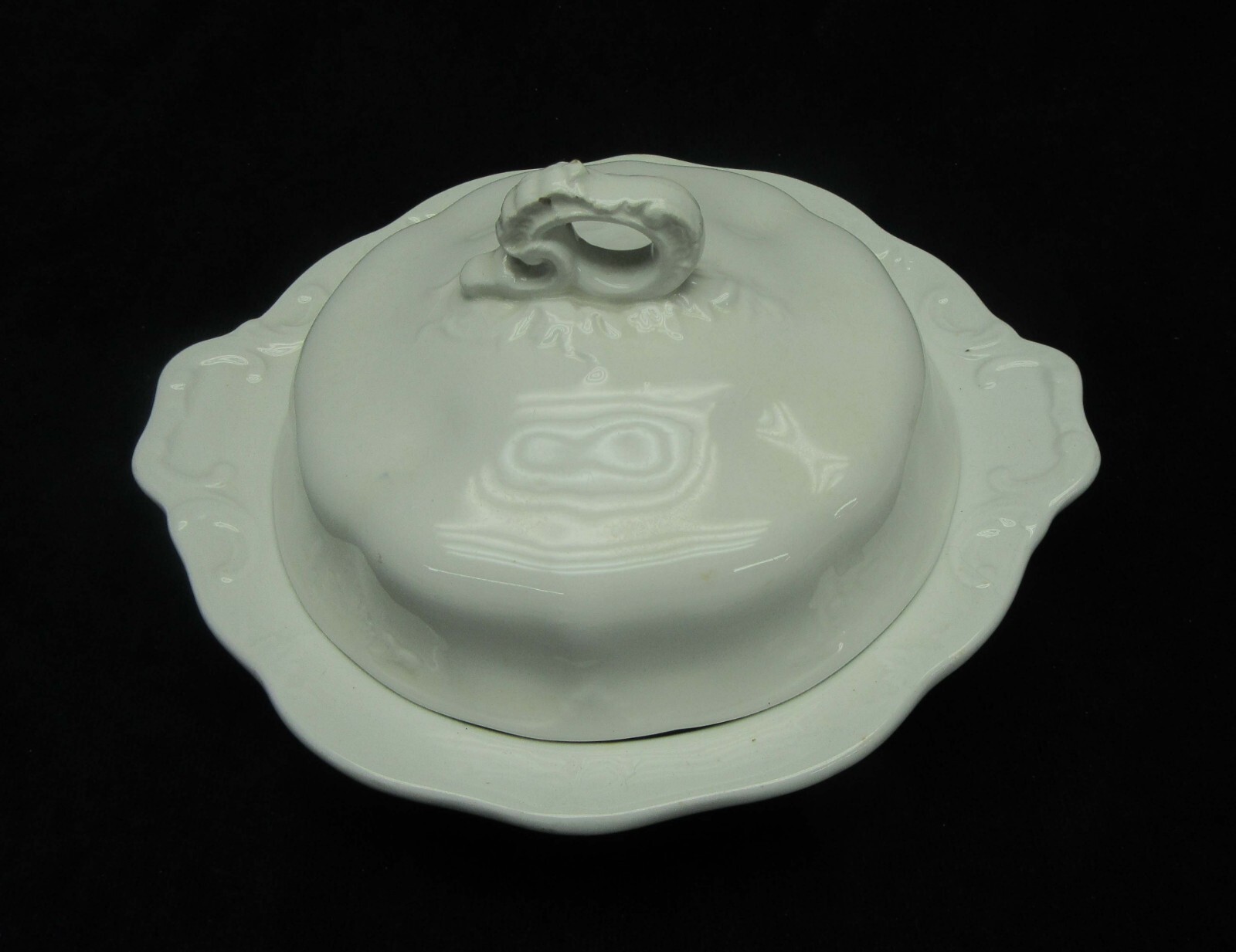 Vtg. 8″ JOHNSON BROS. Royal Ironstone Round Cvd. Butter Dish w/ Insert England