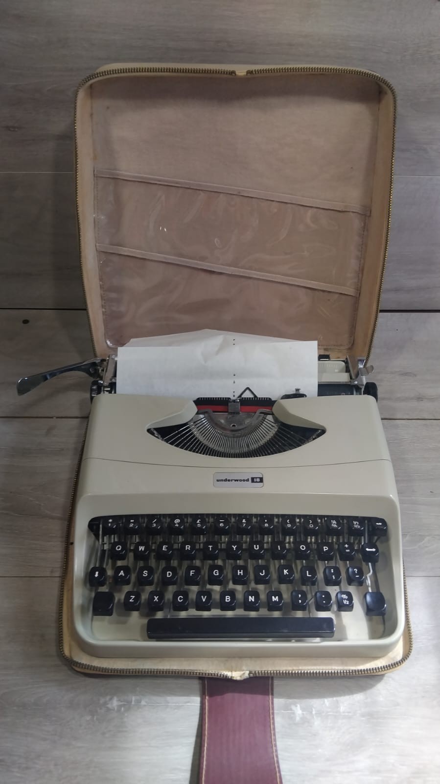 Vintage Underwood Model 18 Portable Typewriter 1960’s with Carry Case Working