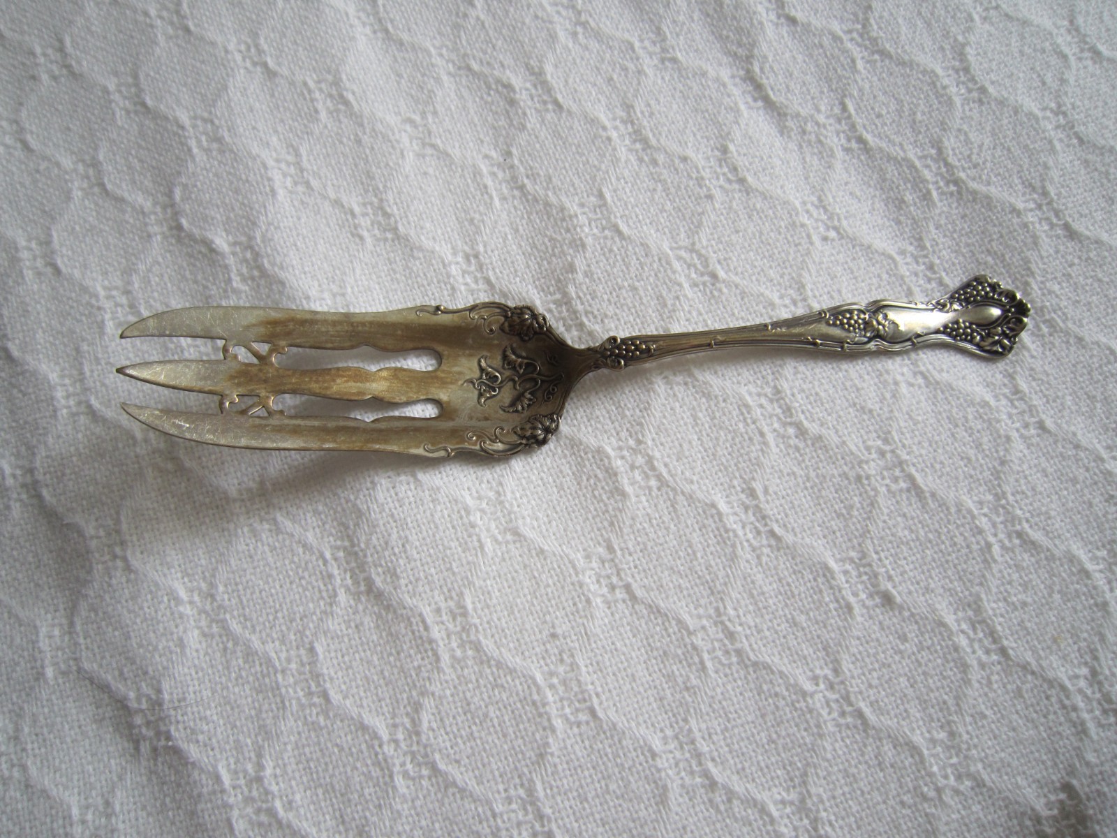 Vintage 1847 Rogers Bros 1904 GRAPE PATTERN Silverplate CAKE SERVING FORK