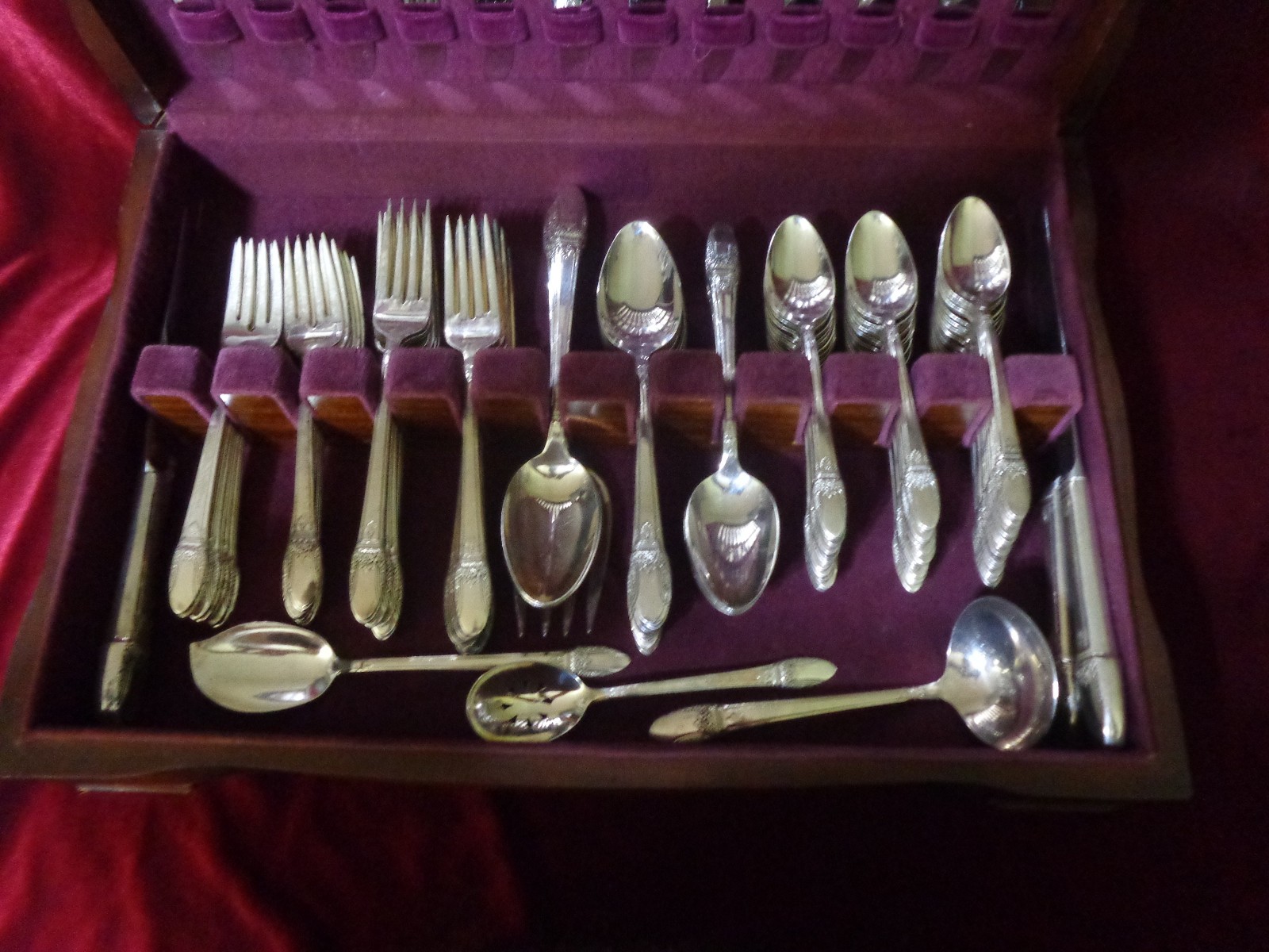 Silverplate Flatware 103pc Dinner Set & Chest 1847 Rogers First Love for 16