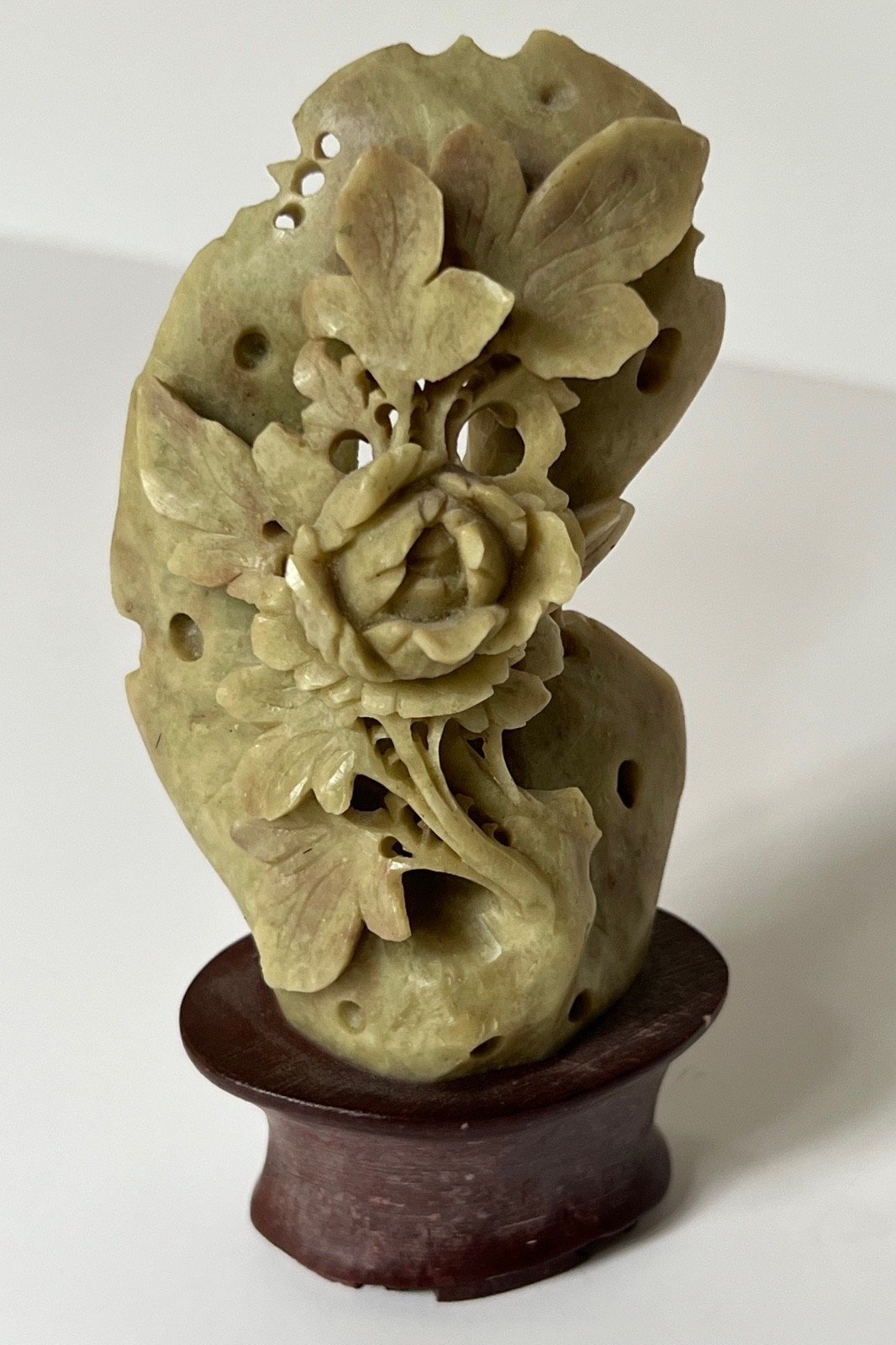 Vtg CHINESE HAND CARVED SOAPSTONE SCULPTURE FIGURINE On STAND Flower And Leaves