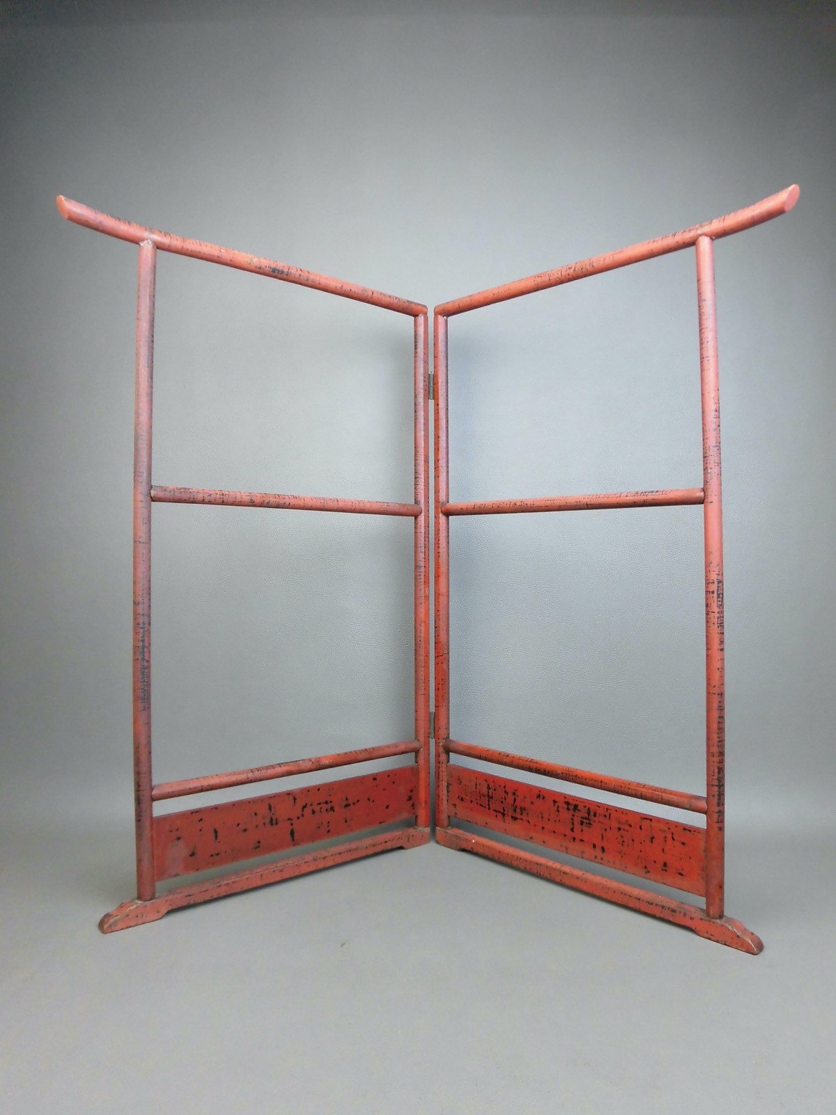 JAPANESE ANTIQUE H62cm 24.4″ RED “NEGORO” LACQUERED WOOD IKO TOWEL HUNGER STANDJ