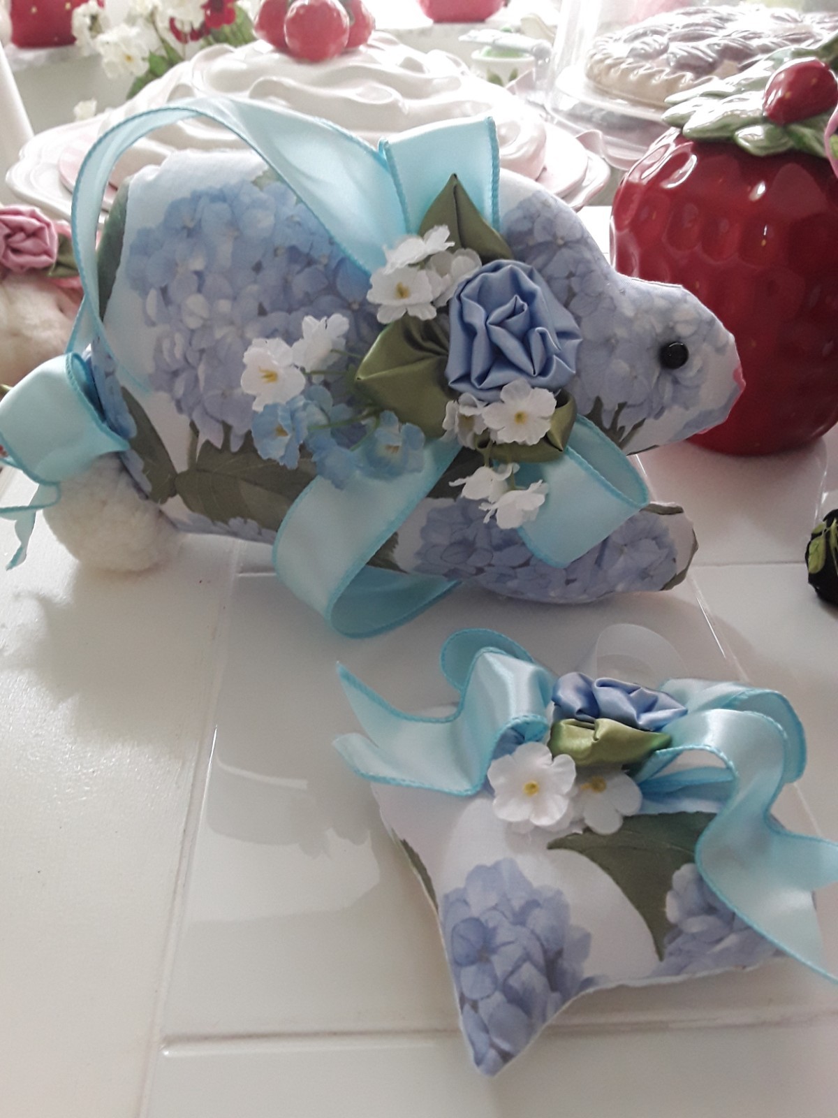 BEAUTIFUL BLUE HYDRANGEAS NEW FABRIC MED. RESTING LADY BUNNY RABBIT+ORNAMENT